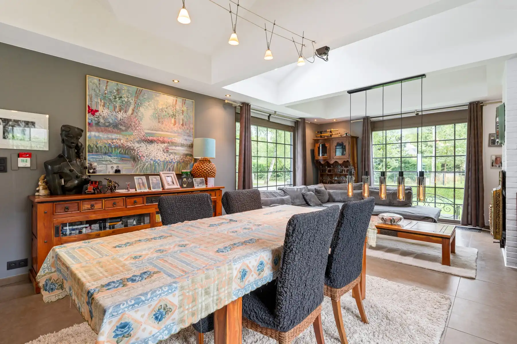 Lichtrijke laagbouwwoning met zwembad en werkplaats foto 9