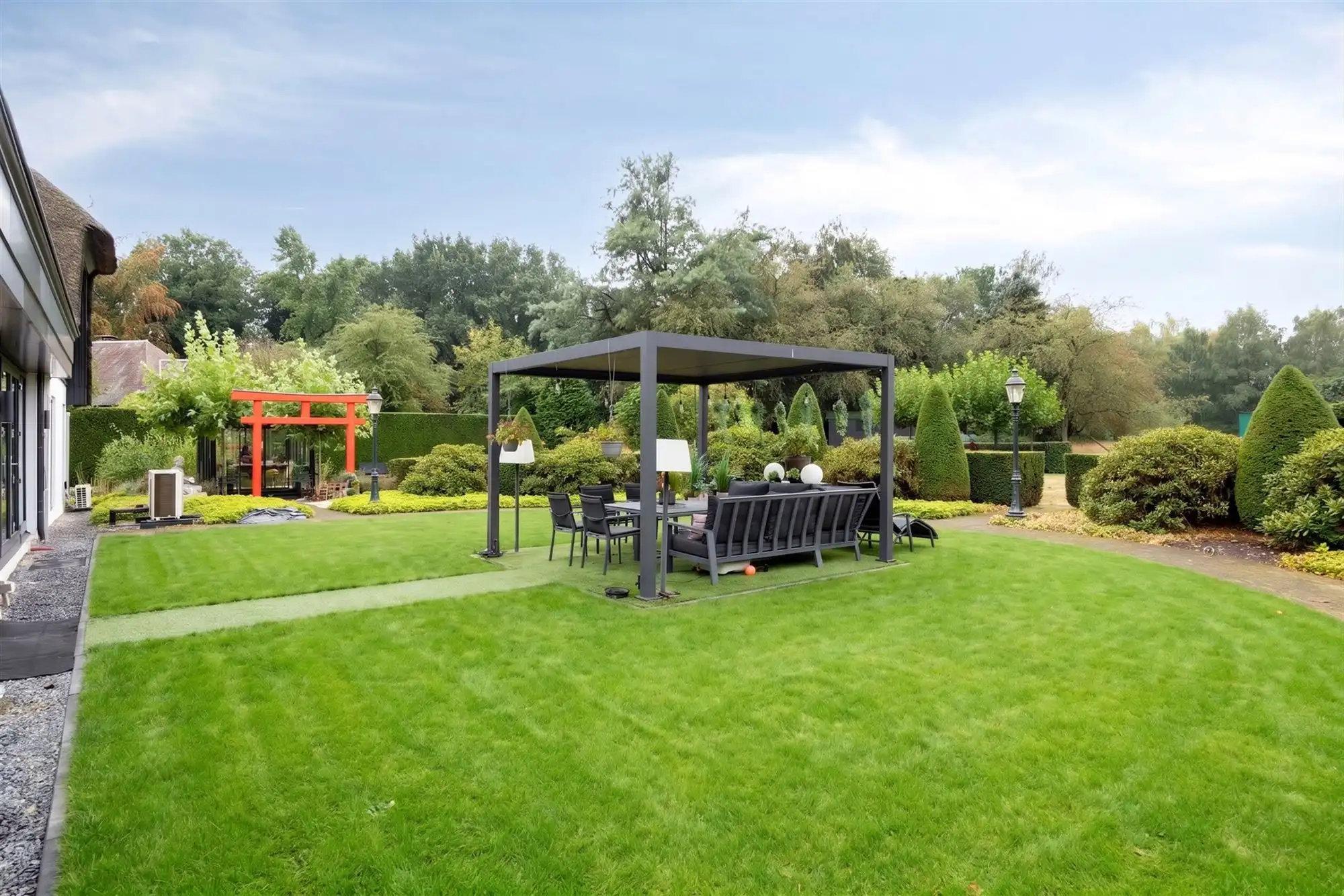 Knappe duo-villa op 8.843 m² in villawijk aan NL-grens. foto 57