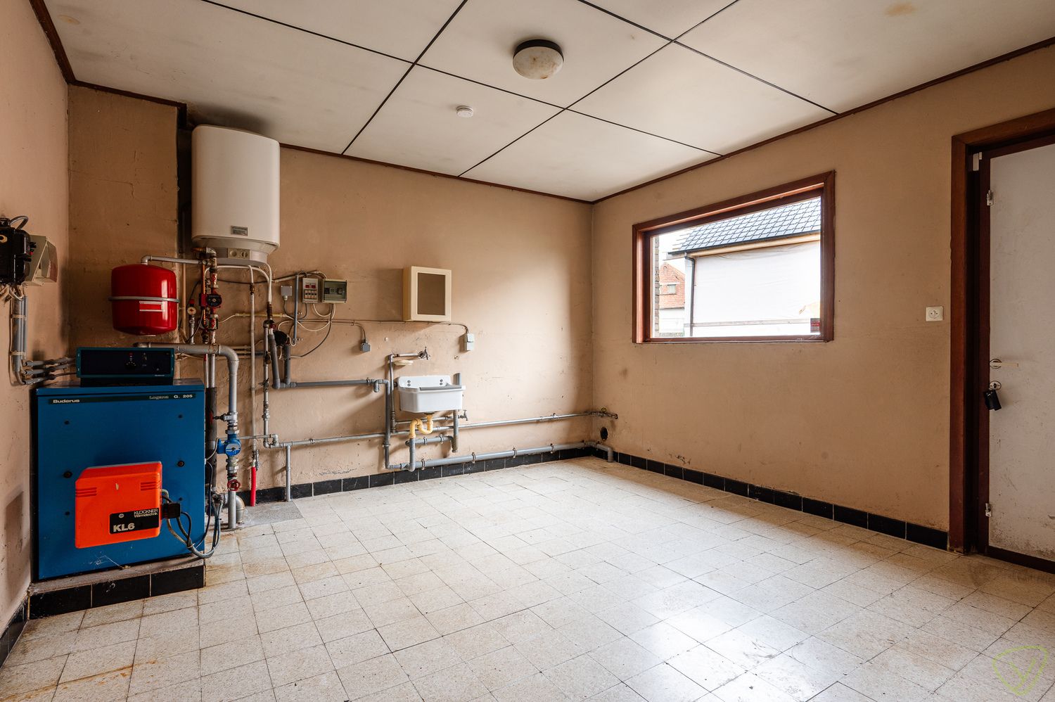 Verrassend ruime te renoveren woning te Oosteeklo! foto 9