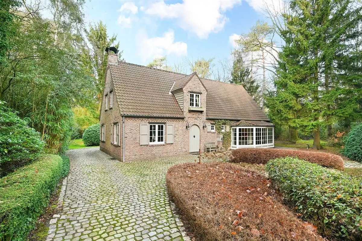 Villa opi perceel van ca. 5.300 m² in Kapellenbos foto 2