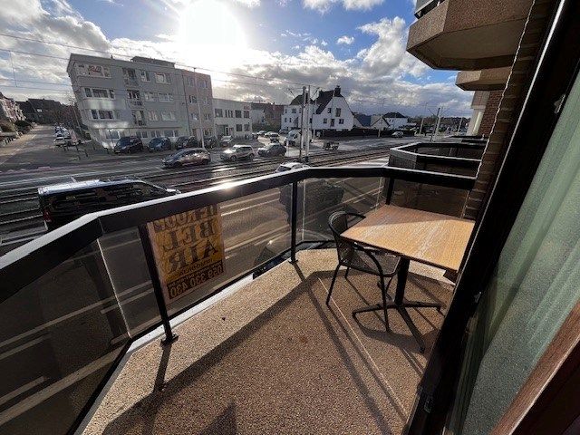 Gemeubelde studio met  zonnig groot terras - vlak aan zee foto 3