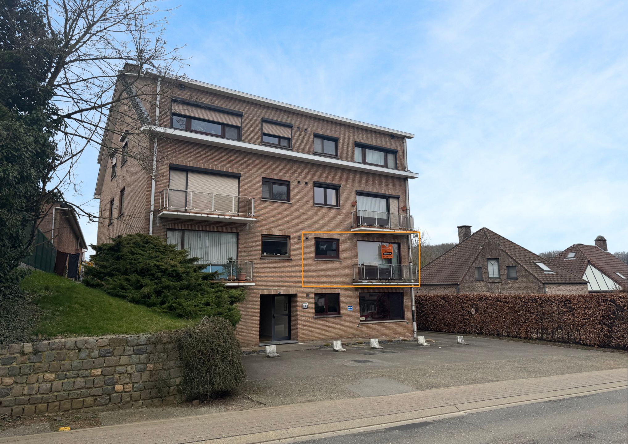 Ruim appartement met drie kamers en garagebox foto {{pictureIndex}}