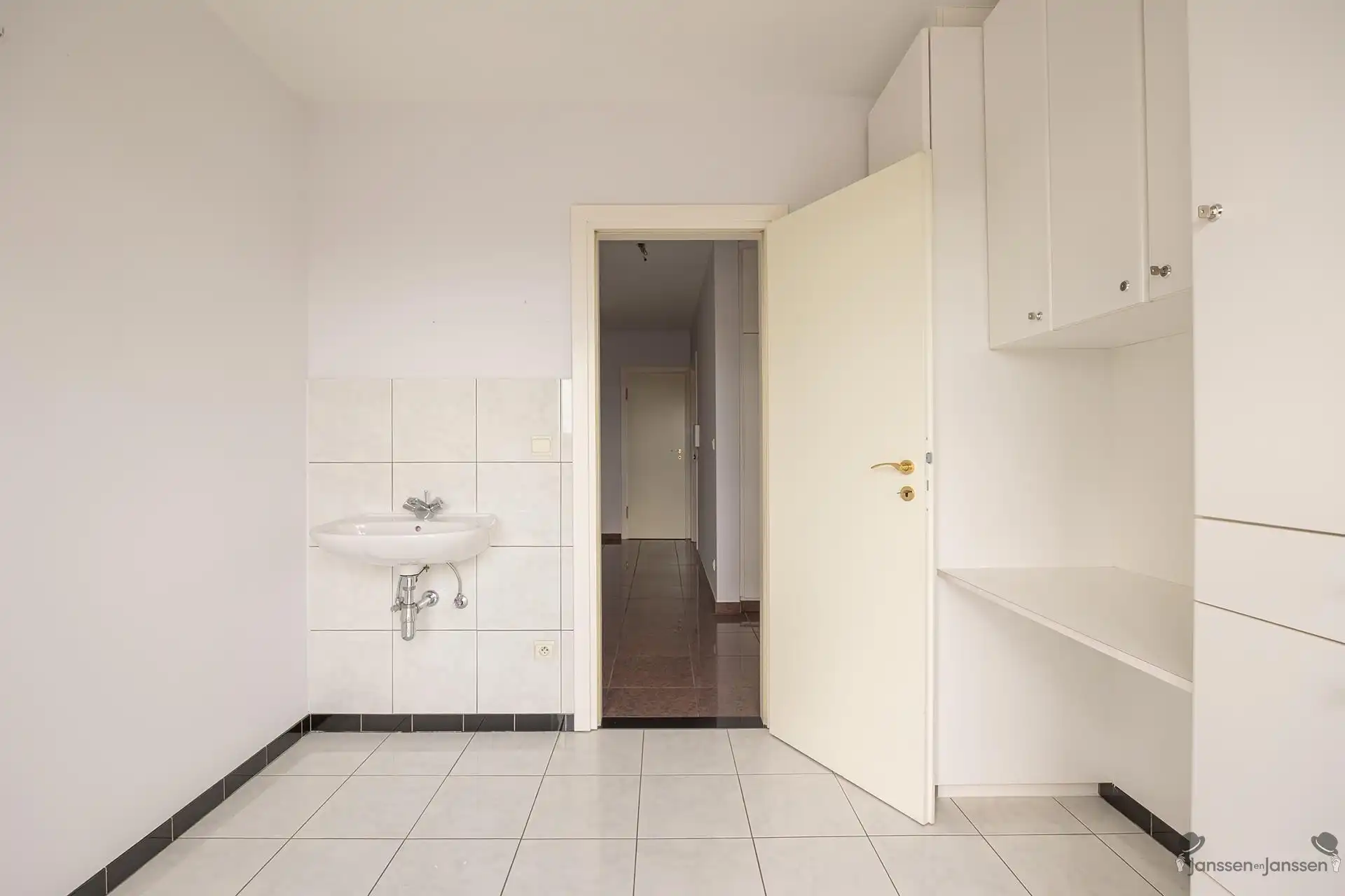 Centraal gelegen appartement met 3 slpks en 2 badkamers foto 16