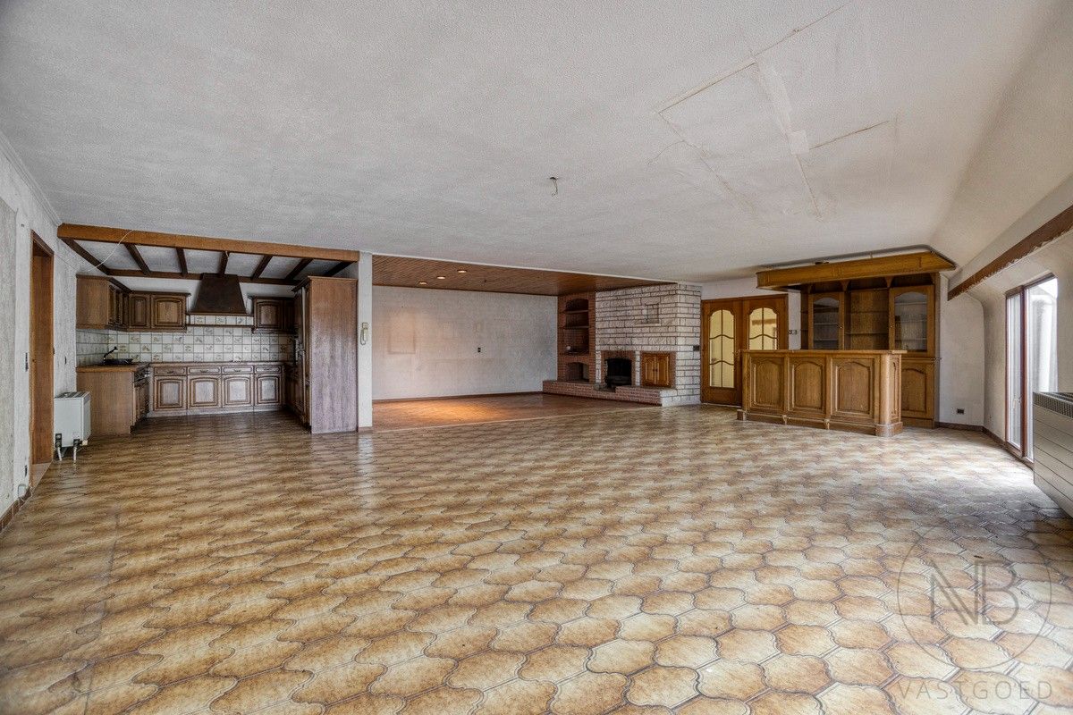 Te renoveren appartemtent met garage te koop! foto 10
