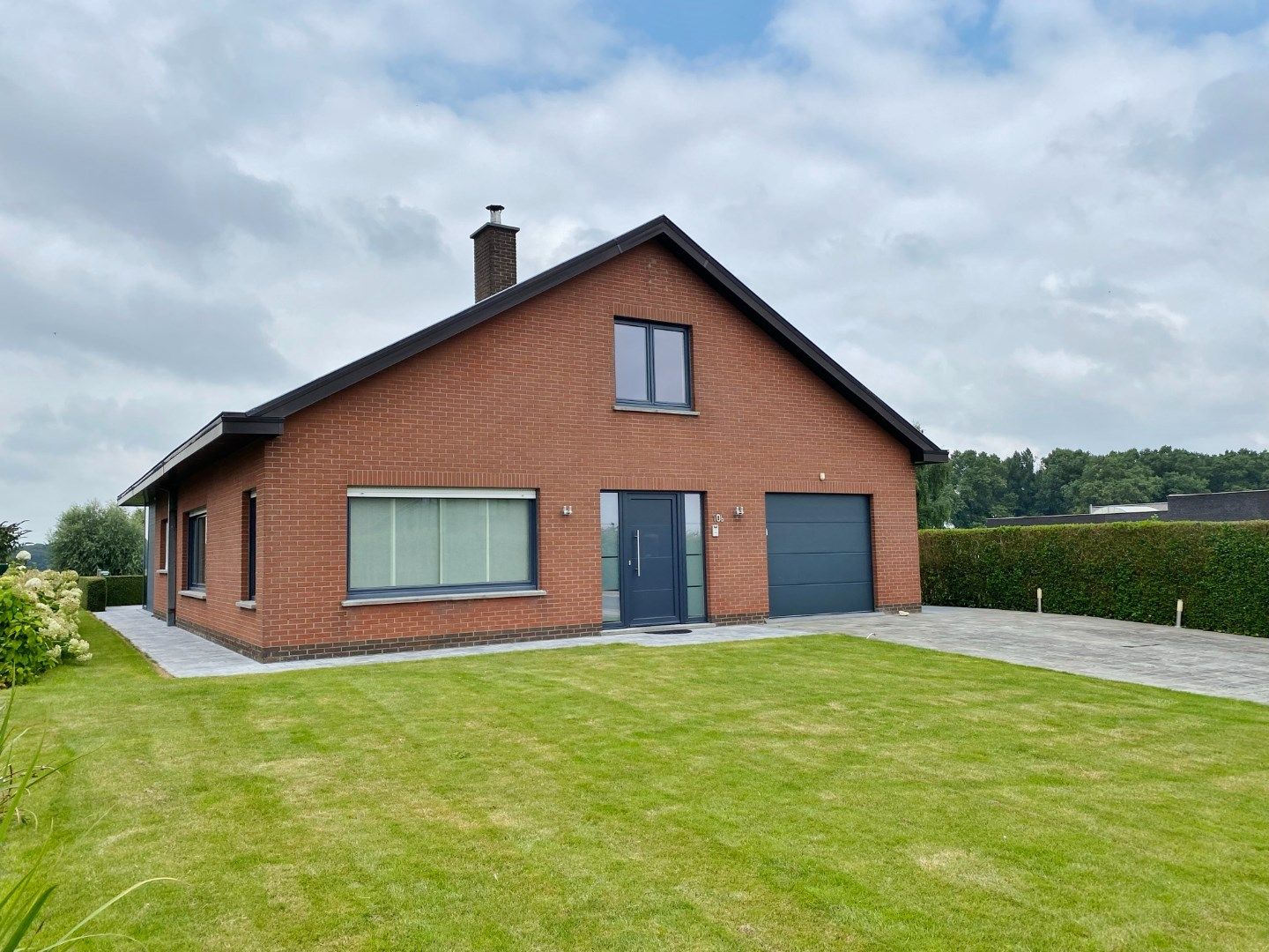 Alleenstaande woning met garage en zonnige tuin met prachtig uitzicht.  foto {{pictureIndex}}