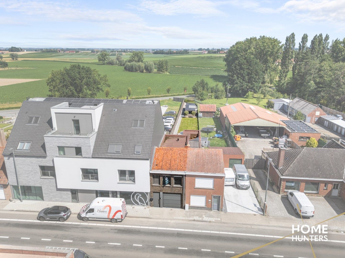 Instapklare gezinswoning met 3 slaapkamers, ruime garage en vergezichten in hartje Zonnebeke foto 2