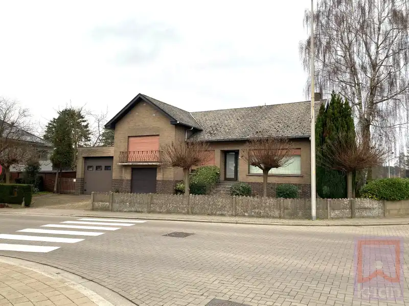 Hoofdfoto van de publicatie: Ruime woning met tuin, 2 grote garages en kelder op grond groot 688m²