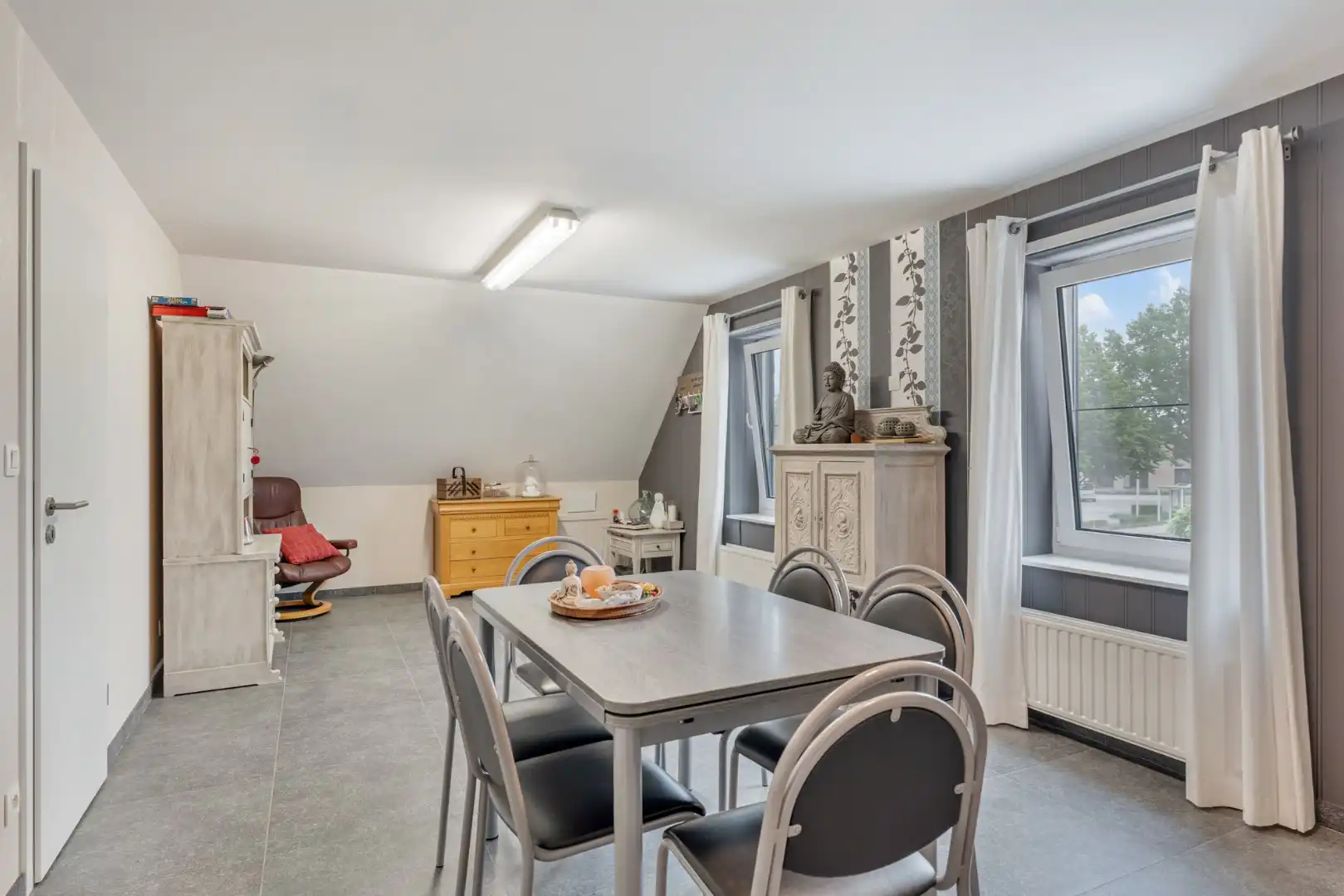 Zeer goed onderhouden en praktisch ingedeelde gezinswoning met 4 slaapkamers en prachtige tuin. foto 38