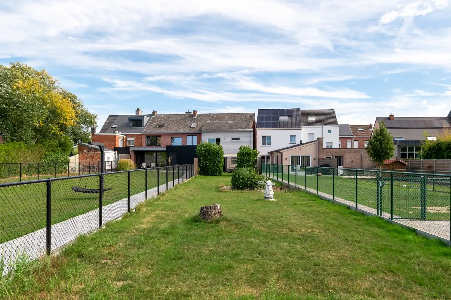 Instapklare woning met inpandige garage en grote tuin op een prima locatie in Kapelle-op-den-bos foto 9