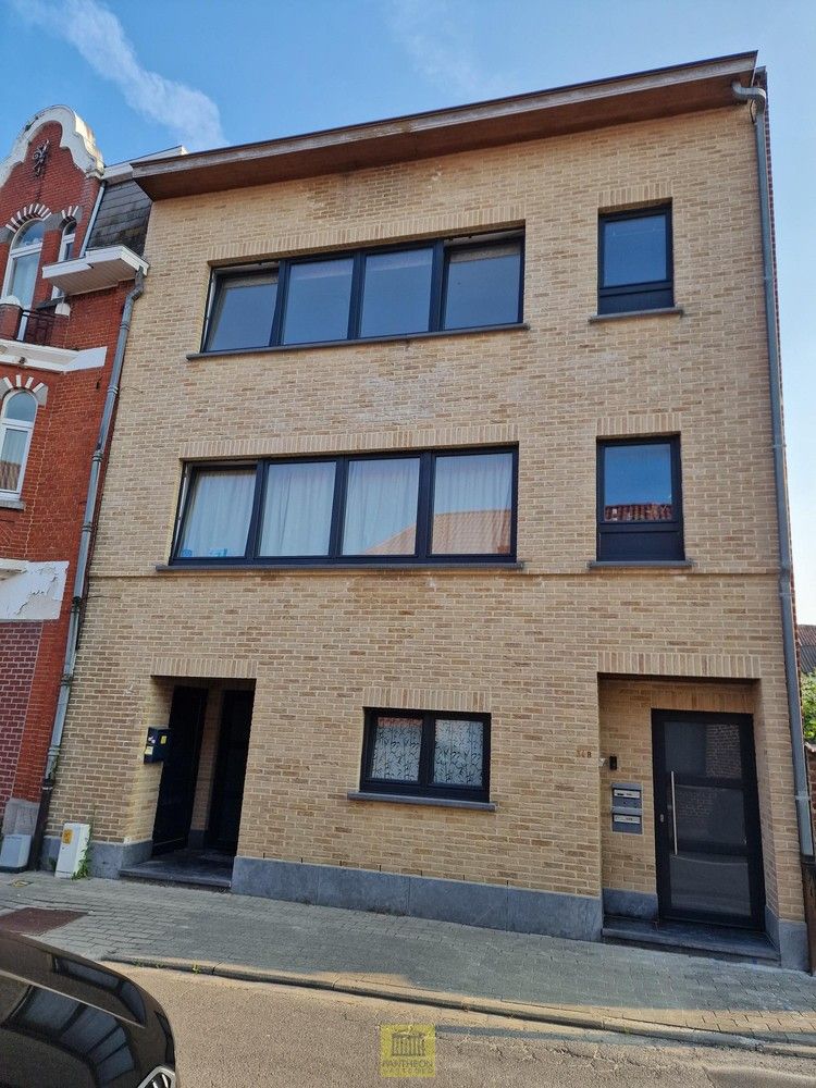 Interessant opbrengsteigendom met 3 appartementen in het hart van Vlezenbeek foto {{pictureIndex}}