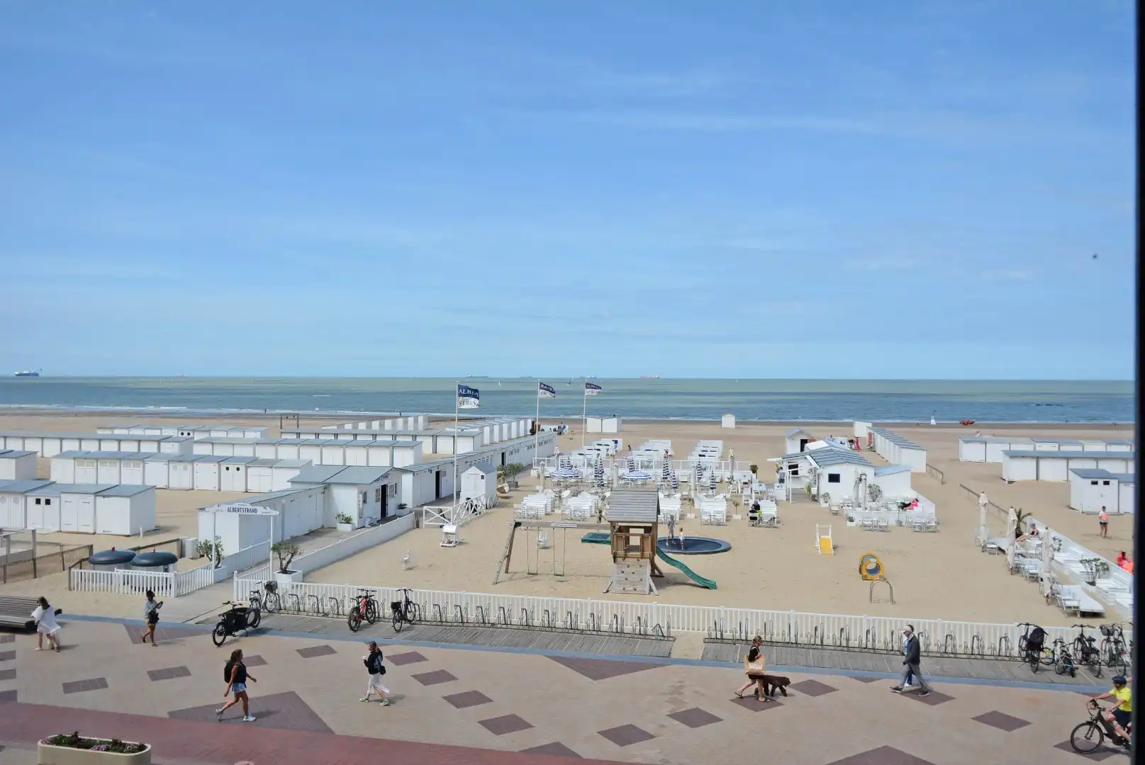 Gerenoveerd, ruim appartement op de Zeedijk Albertstrand foto 4