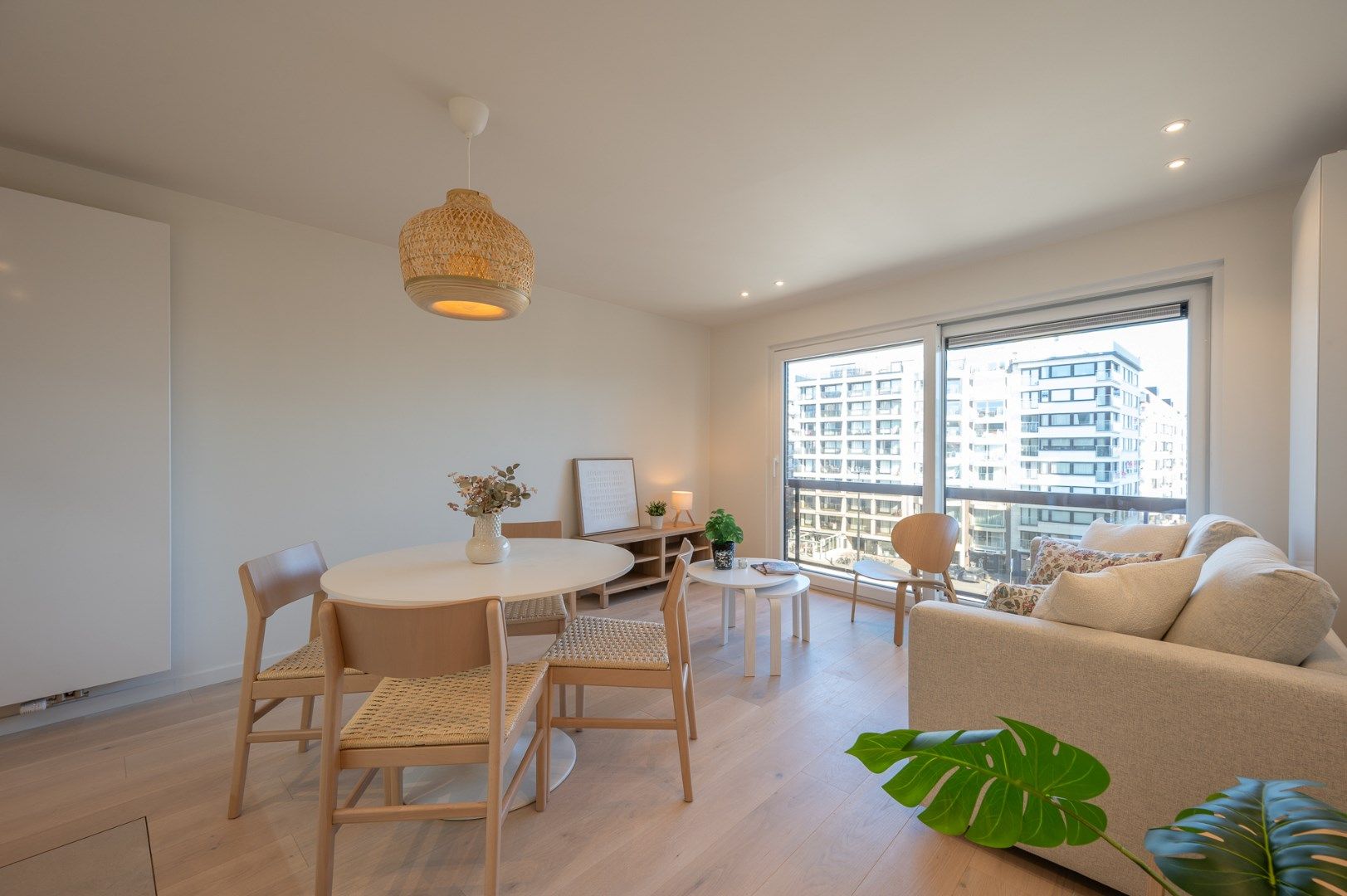 Prachtig gerenoveerd appartement met open panoramische zichten en zeezicht, op het Heldenplein te Heist foto 3