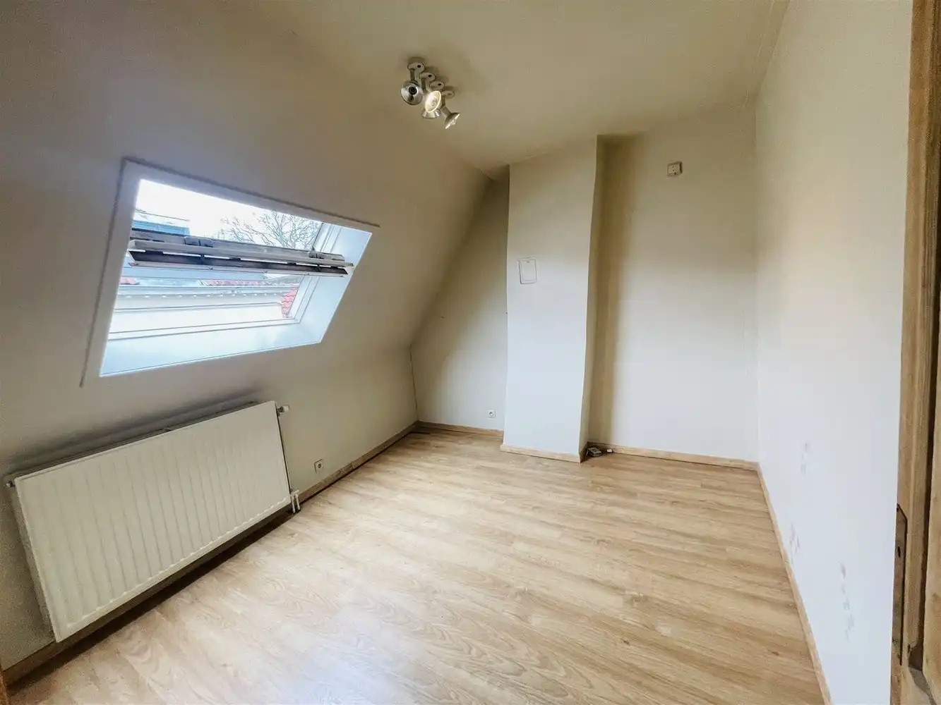 In één van de mooiste straten van Brugge centrum, vlakbij alle winkels CHARMANT ENERGIEZUINIG LICHTRIJK WOONHUIS met stadsTUINTJE, 3 SLAAPKAMERS, 2 BADKAMERS , Mogelijkheid om GARAGE bij te kopen foto 19