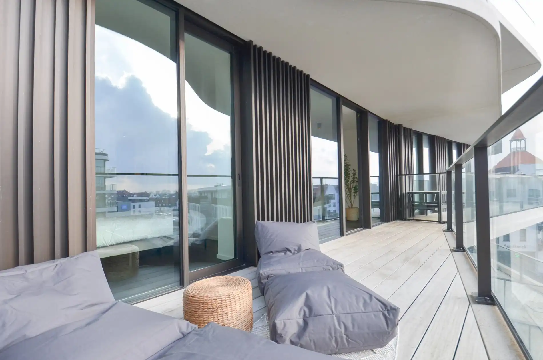 Stijlvol appartement met een ruim zonnig terras gelegen in The Tower. foto 19
