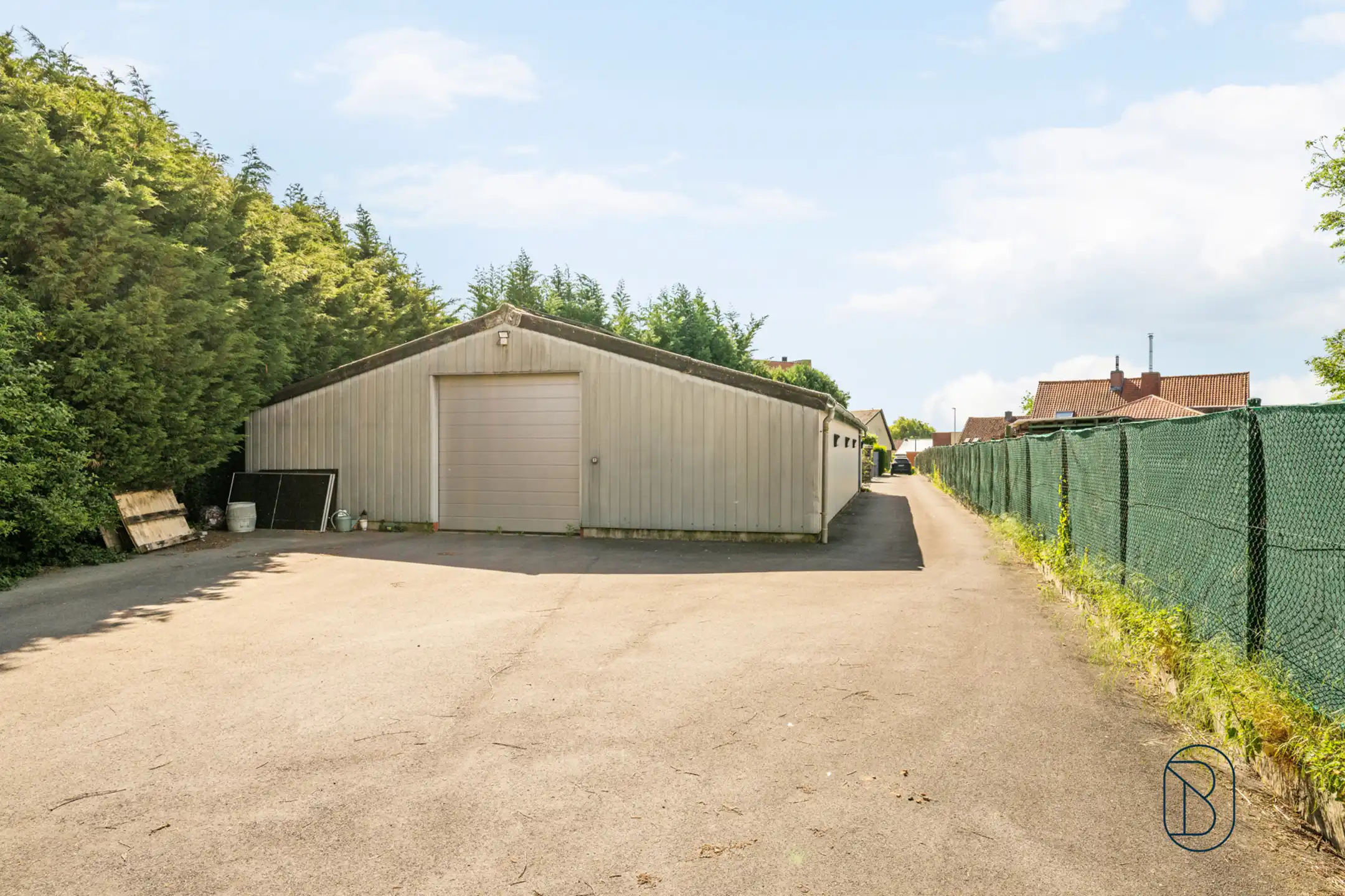 Ruime instapklare gezinswoning met garage en oprit foto 18