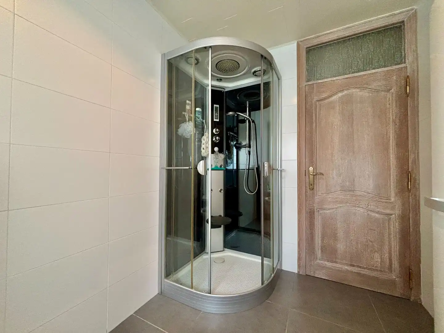 ALLEENSTAANDE VILLA OP 700M² IN EEN RUSTIGE WIJK MET 4SLPKS, GARAGE VOOR 2 WAGENS EN RUIME TUIN  foto 19