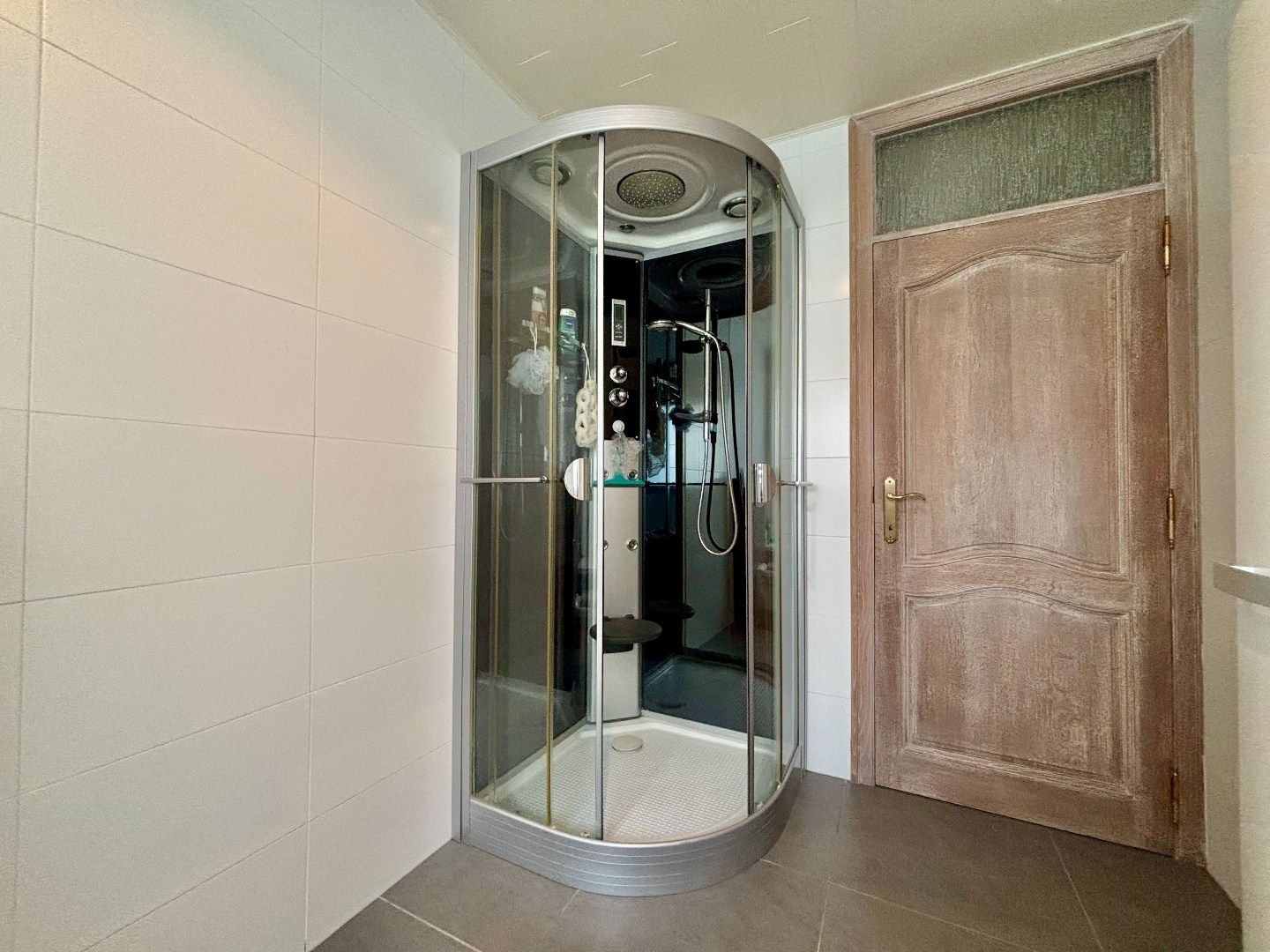 ALLEENSTAANDE VILLA OP 700M² IN EEN RUSTIGE WIJK MET 4SLPKS, GARAGE VOOR 2 WAGENS EN RUIME TUIN  foto 19