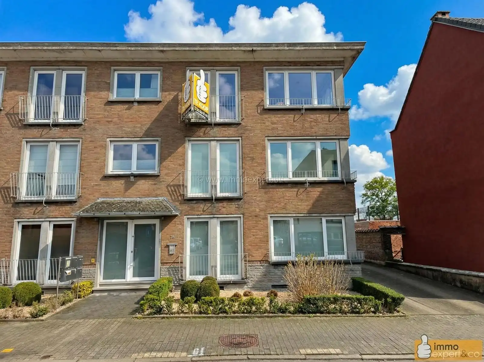 Hoofdfoto van de publicatie: VLEZENBEEK: Instapklaar 2 slaapkamerapp. + garage + kelder