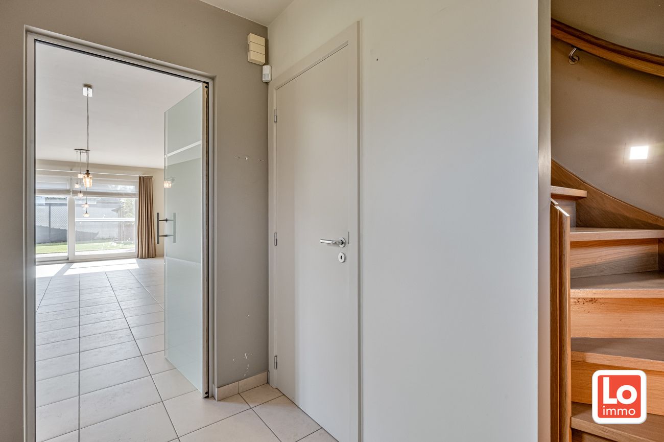 Instapklare en energiezuinige halfopen woning met inpandige garage op een rustige ligging en toch op wandelafstand van het centrum van Lochristi en de groene wandelregio rond de Rozelaredreef/Kasteeldreef! foto 2