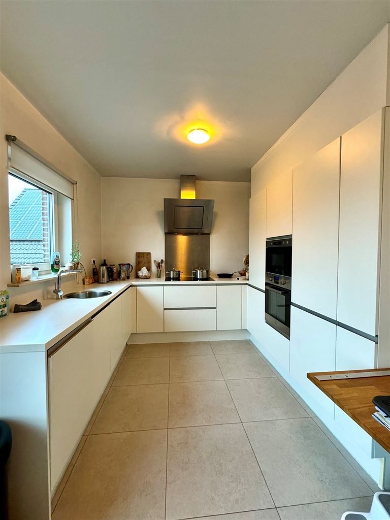 Prachtig duplex-appartement met 3 ruime slaapkamers, groot terras en aparte garage, rustig gelegen nabij het centrum van Maaseik. foto 4