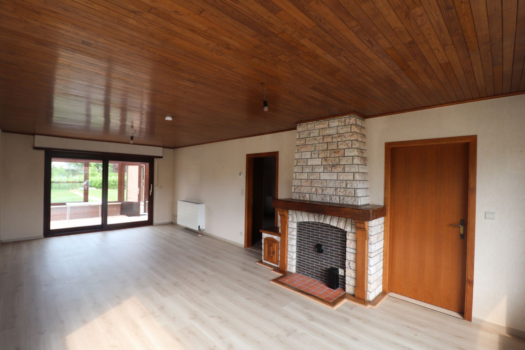Laagbouwwoning met 2 slaapkamers, garage, terras en tuin. foto 3