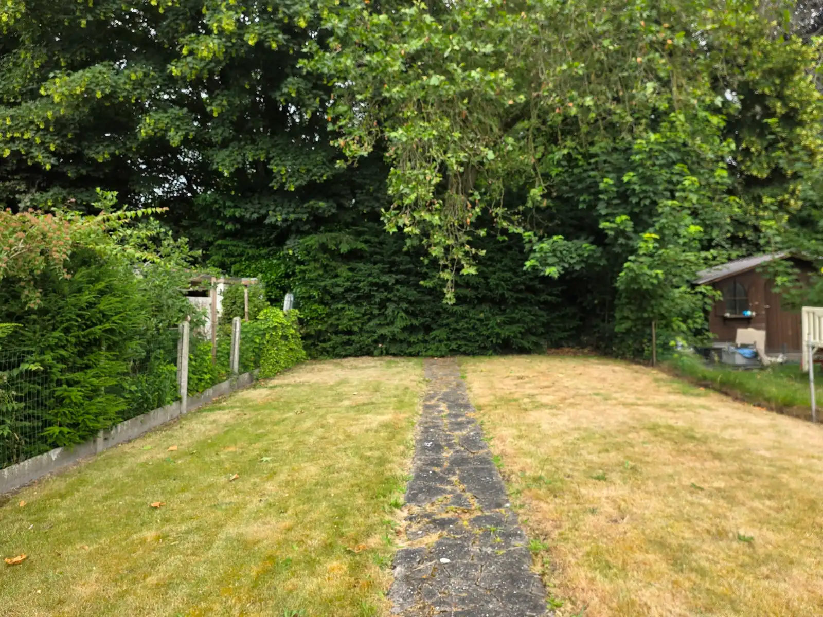 Goedgelegen woning met garage en mooie tuin foto 2