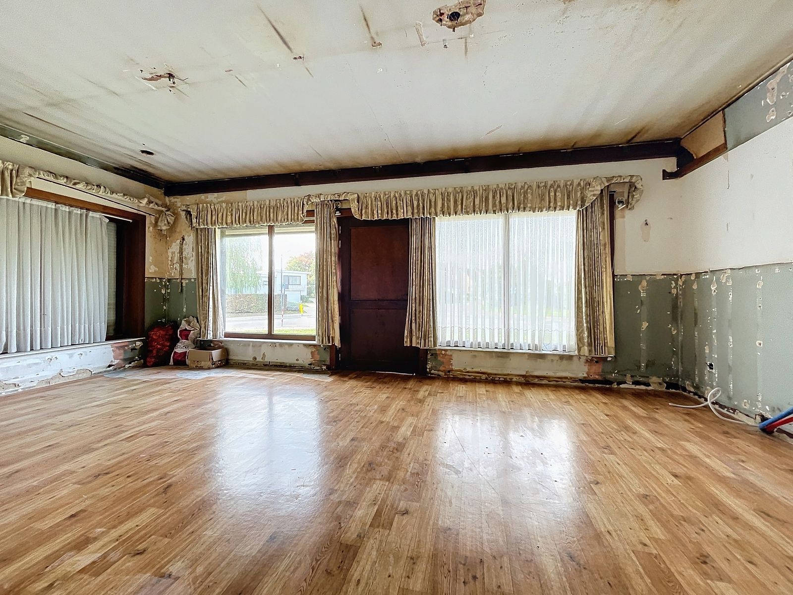 Zeer ruim huis met praktijk/pol. ruimte op terrein van 40a. foto 14