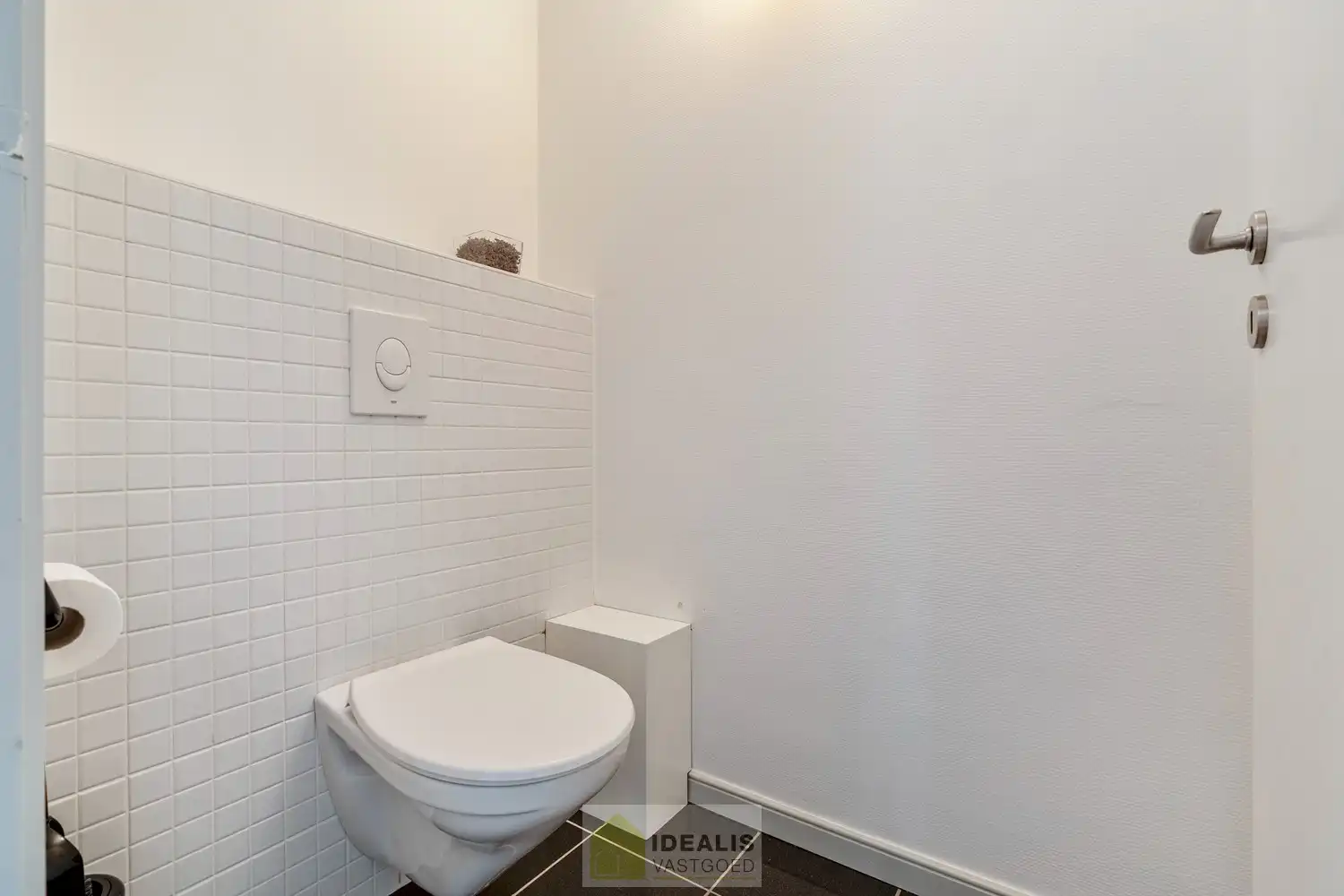 EXTRA RUIME VILLA MET EEN PRACHTIG LICHTRIJKE LEEFRUIMTE, RUIME KEUKEN, 4 SLAAPKAMERS, 2 BADKAMERS EN EEN RUIM PRAKTIJK/KANTOORGEDEELTE OP EEN RIANT EN CENTRAAL PERCEEL VAN MAAR LIEFST 16A 27CA OP EEN GUNSTIGE LOCATIE NABIJ HET CENTRUM VAN ACHEL! foto 47