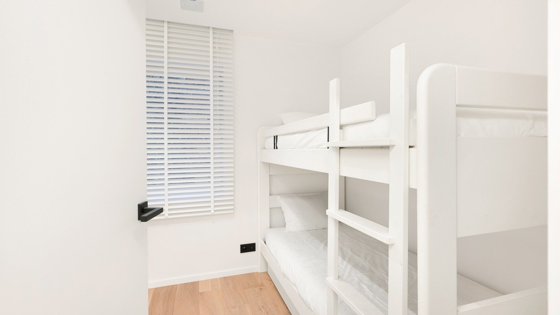 Subliem gerenoveerd appartement aan de Zeedijk foto 17
