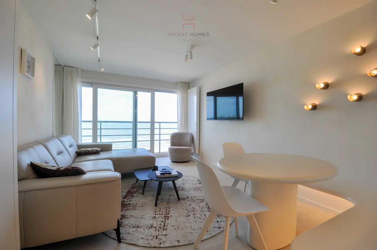 Gerenoveerd appartement met panoramisch zeezicht aan de Zeedijk in Knokke-Duinbergen foto 6