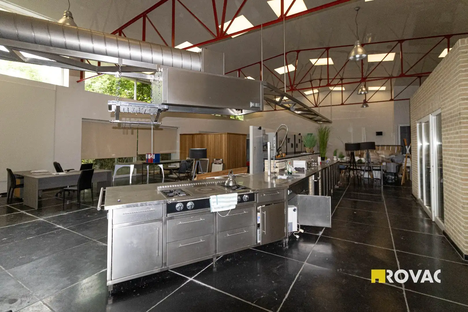 Ruime alleenstaande loftwoning met garage/opslagplaats foto 5