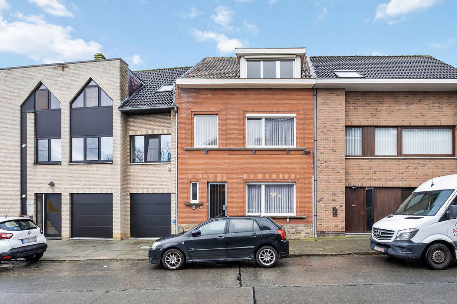 Ruime te renoveren woning met veel potentieel in Zellik foto {{pictureIndex}}