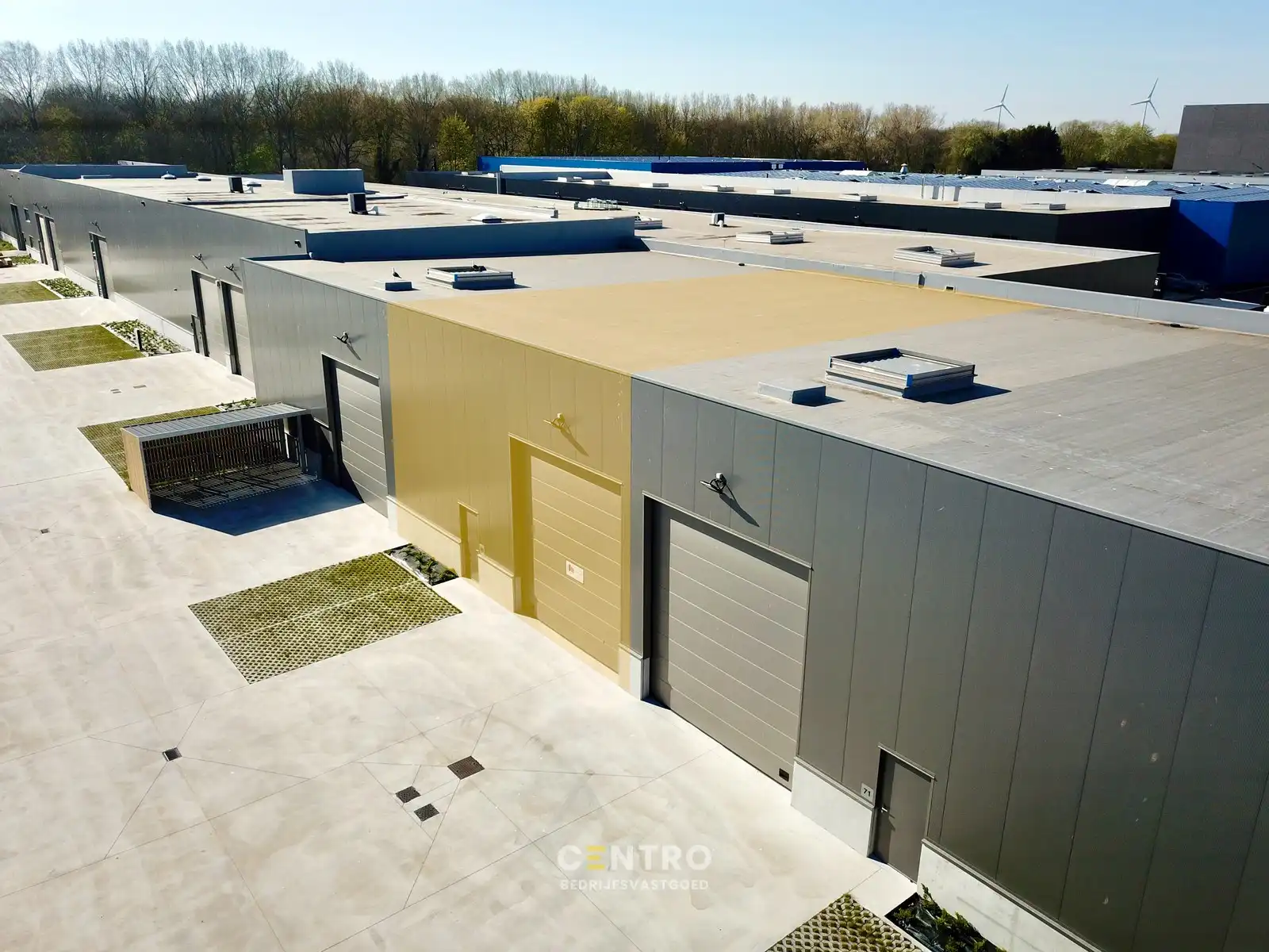 NB KMO-UNIT (227.20m²) met mezzanine (82.17m²) te koop met 2 private parkeerplaatsen voor de deur, elektrische sectionaalpoort en sanitair blok op industriezone "Herdersbrug" te 8000 Brugge foto {{pictureIndex}}
