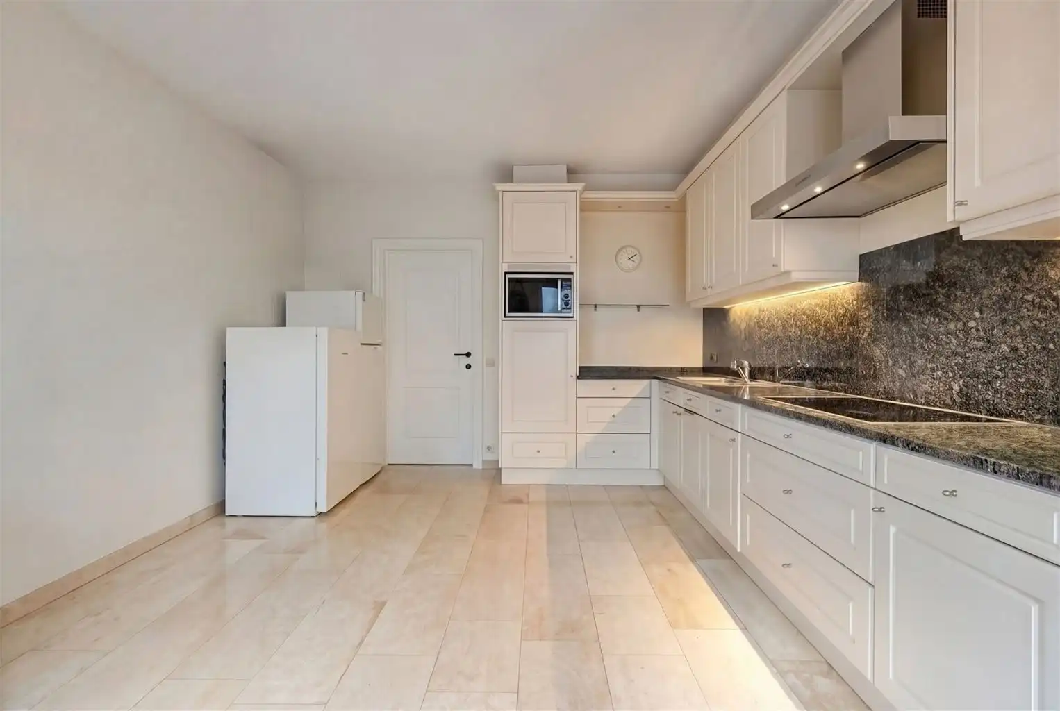 Prachtig, uitzonderlijk ruim appartement met 2 slaapkamers, 2 terrassen en inpandige garagebox, gelegen nabij het centrum van Maaseik. foto 5