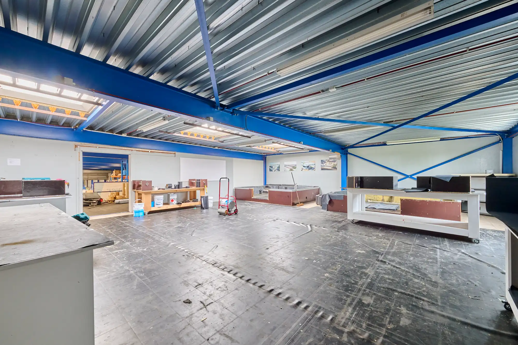 TE KOOP: MAGAZIJNEN MET KANTOREN IN GENK foto 20