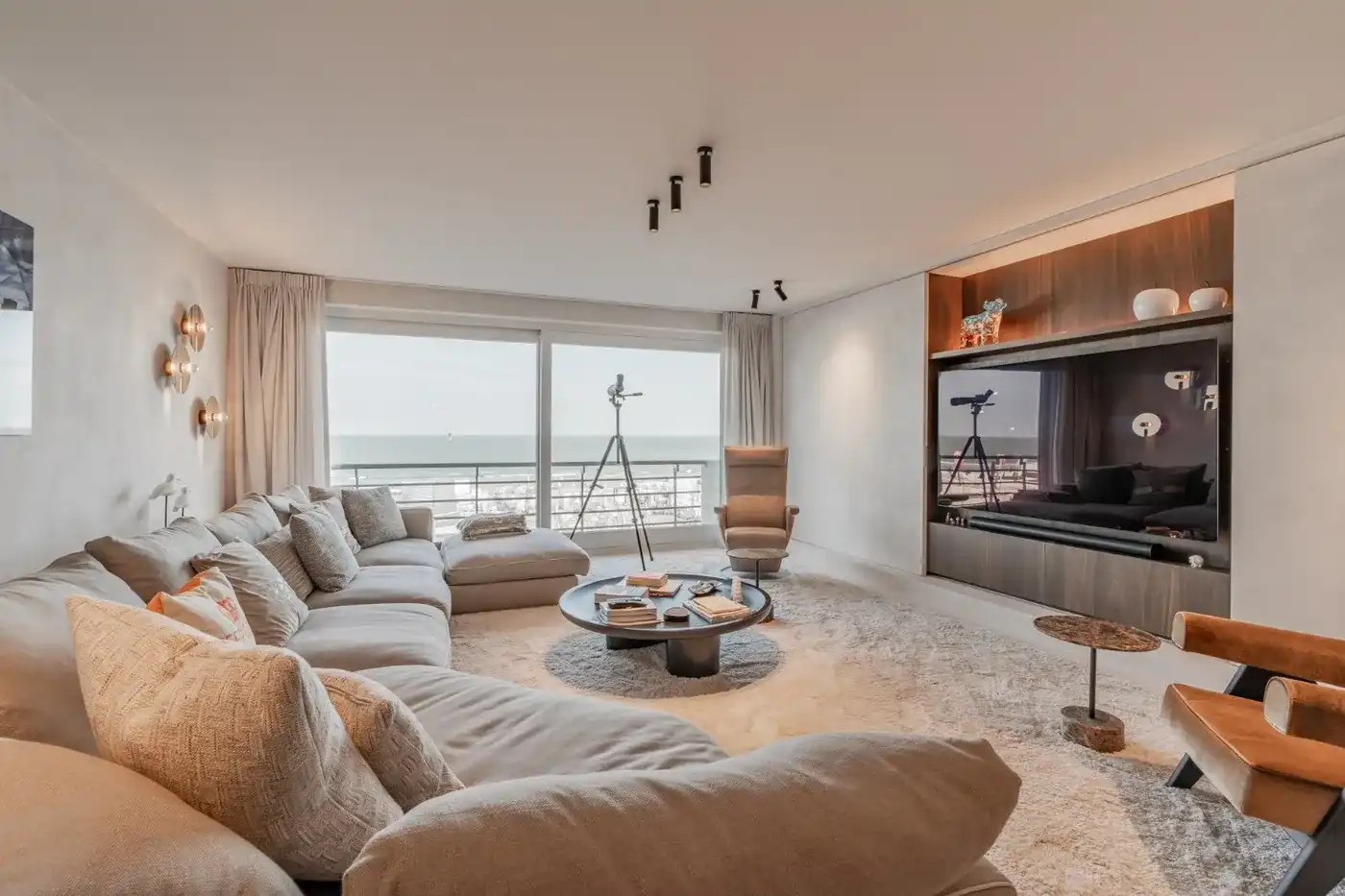 Uitzonderlijk duplexappartement met frontaal zeezicht foto {{pictureIndex}}
