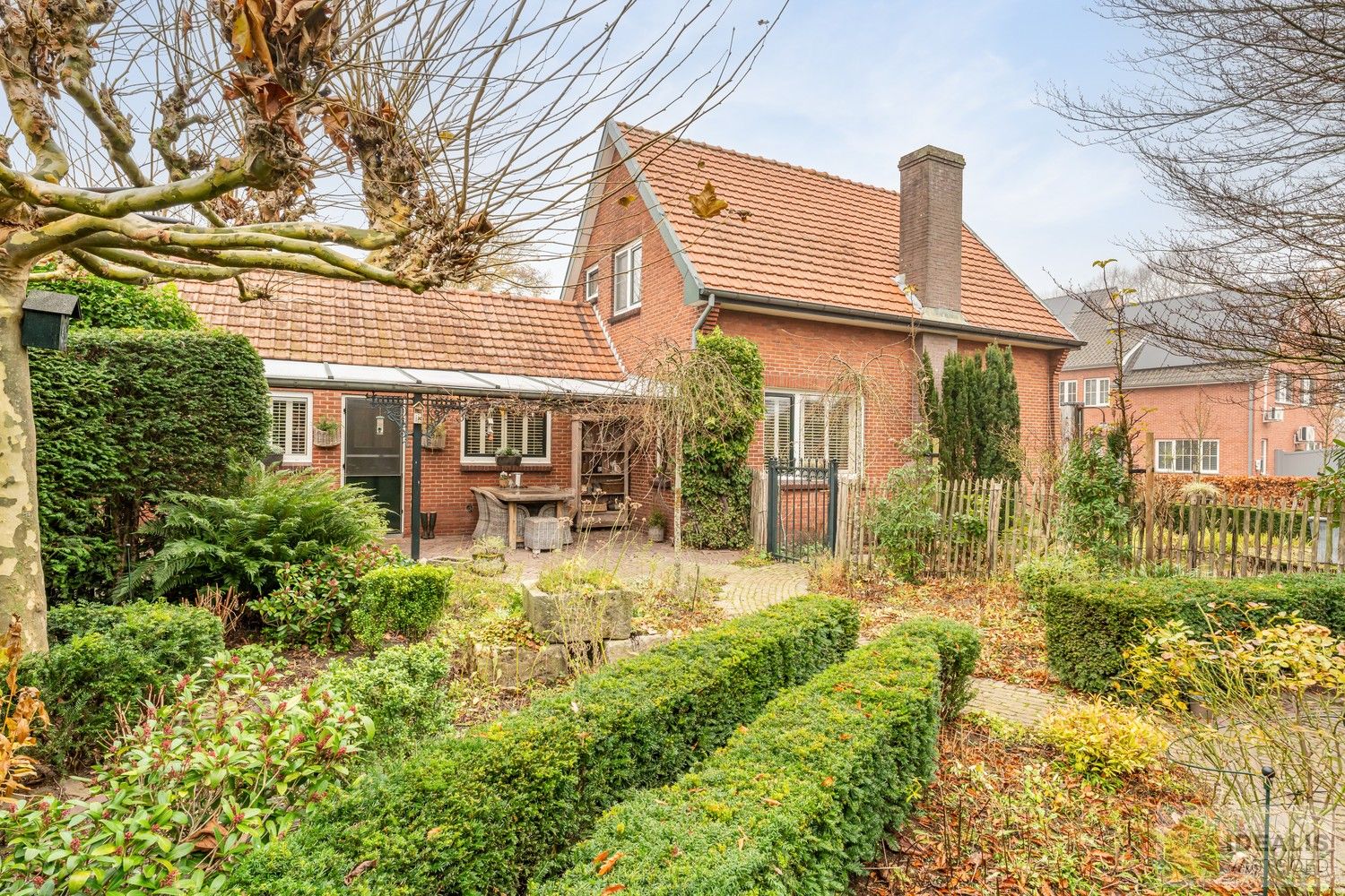 IDEALIS VASTGOED – Prachtige, stijlvolle woning met een aangename 123m² als bewoonbare oppervlakte. De woning omvat een lichtrijke ruime woonkamer voorzien van een pellet kachel en met een prachtige parketvloer dewelke overgaat in de keuken en 3 slaapkamers op een ruim en prachtig aangelegd perceel van 7a 42ca. Dit alles gelegen in een heerlijk rustige straat, op enkele minuten zowel van de centra van Pelt als Achel, doch ook op een steenworp van de Nederlandse grens, dichtbij Valkenswaard en Eindhoven. foto 33