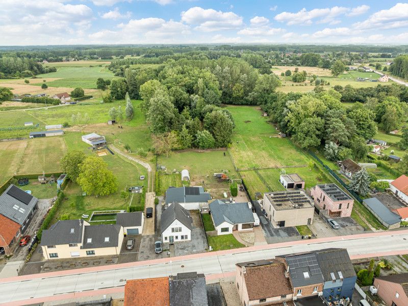 Woning met rustig gelegen, achterliggende weide en bos op 82are foto 2