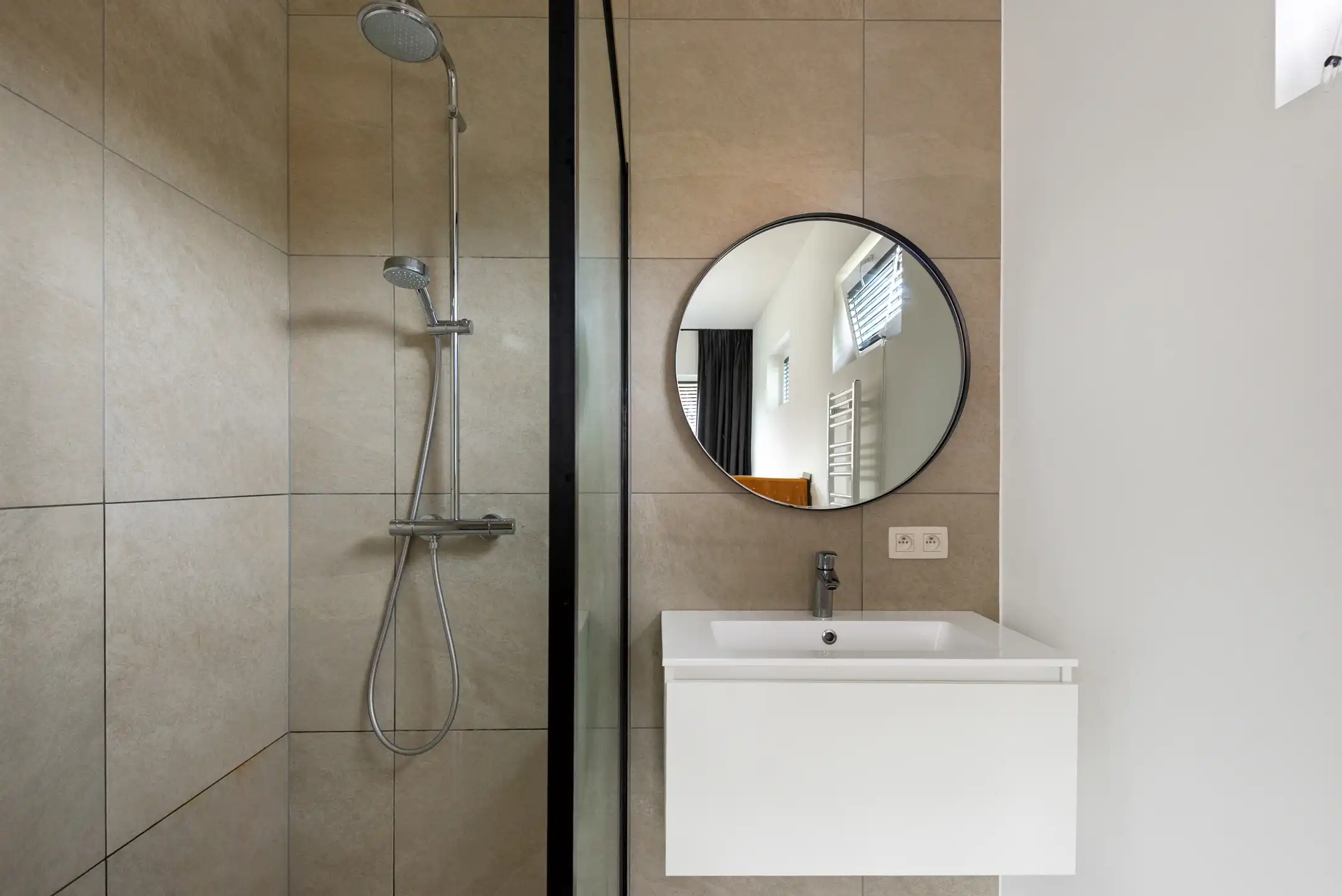 Moderne, instapklare Bungalow met 4 slpk. en 2 badk. en bijgebouw op 12 are 30 ca foto 10