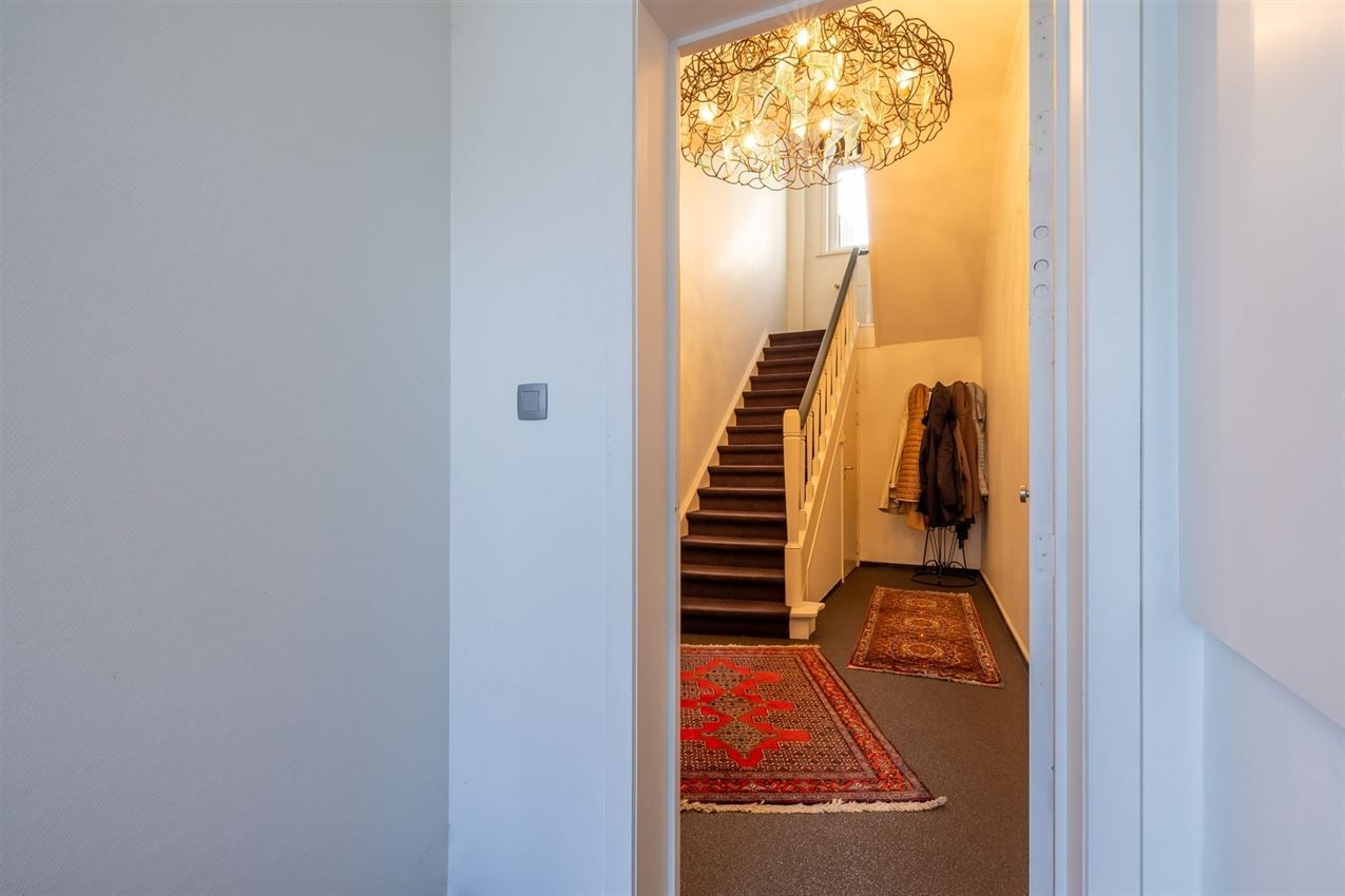 Bauhaus stijl '60, panoramisch zicht op Basiliek foto 28