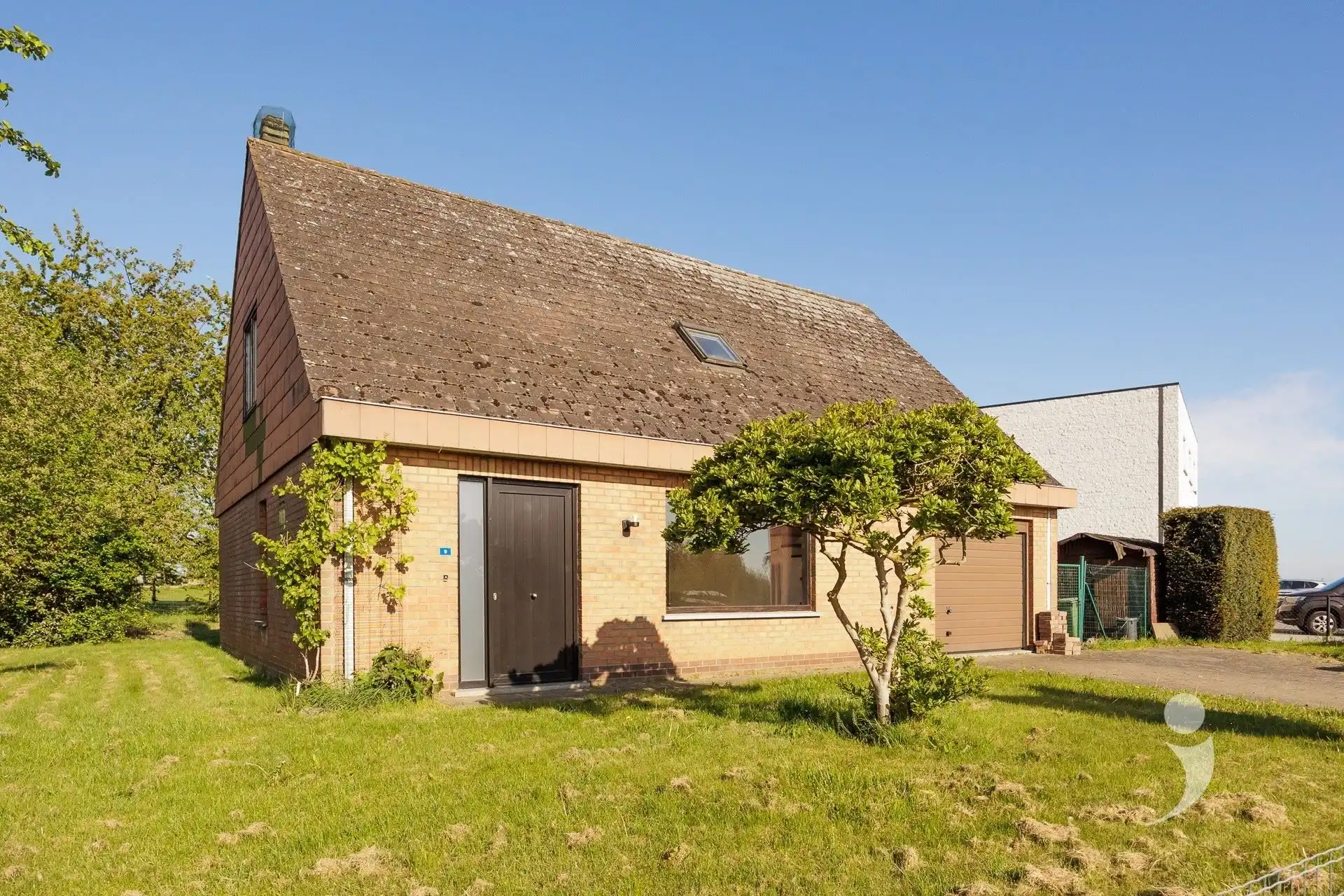 Ruime te renoveren woning met 3 slaapkamers foto 2