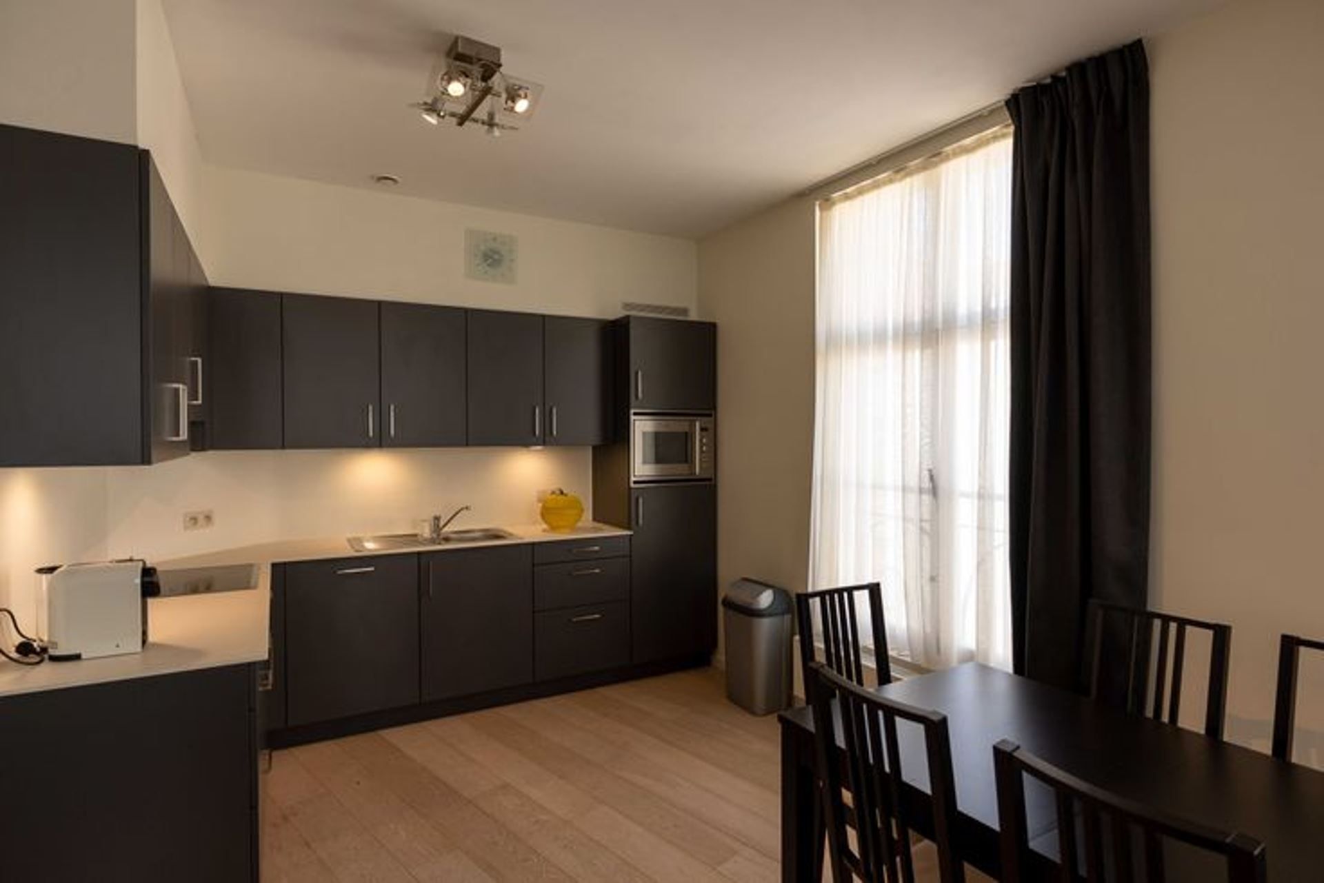 Mooie volledig gemeubileerde flat te huur gelegen in EU wijk foto 3