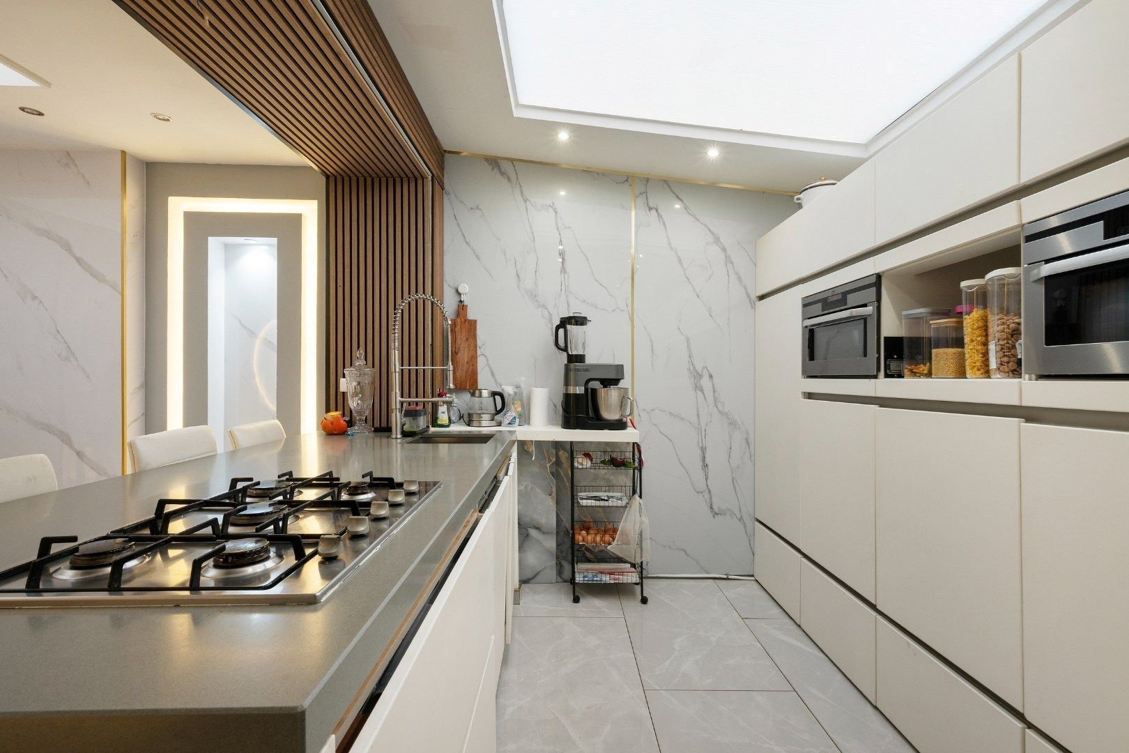 Gerenoveerde, energiezuinige woning met 4 slaapkamers, 2 badkamers en stadstuin in Menen foto 5