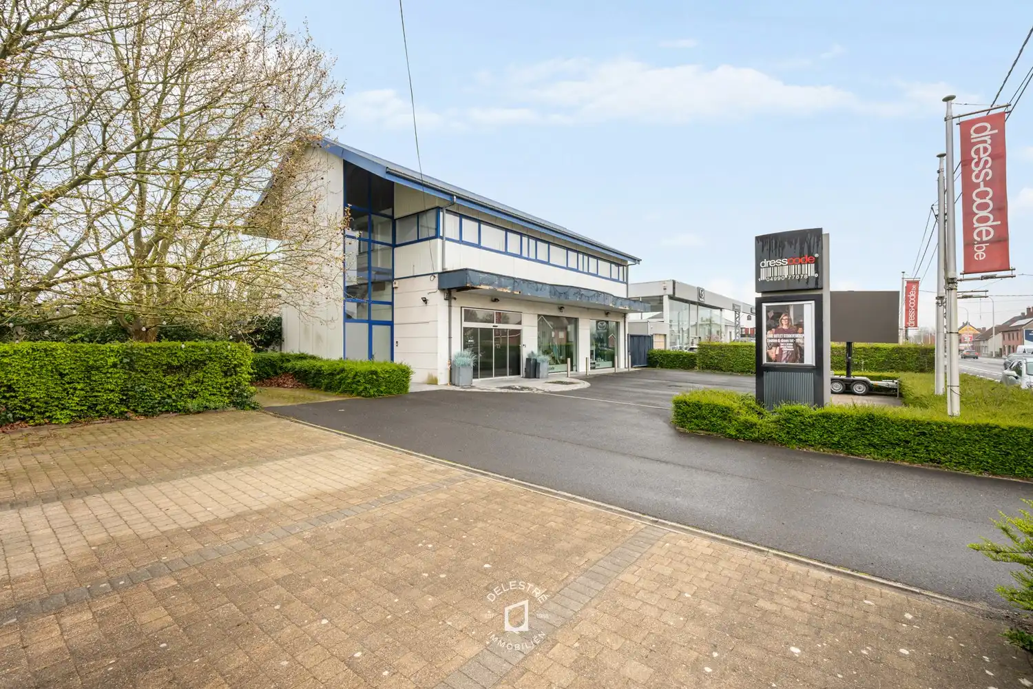 COMMERCIEEL PAND OP TOPLIGGING IN KUURNE NAAST CARDOEN EN MAZDA foto {{pictureIndex}}