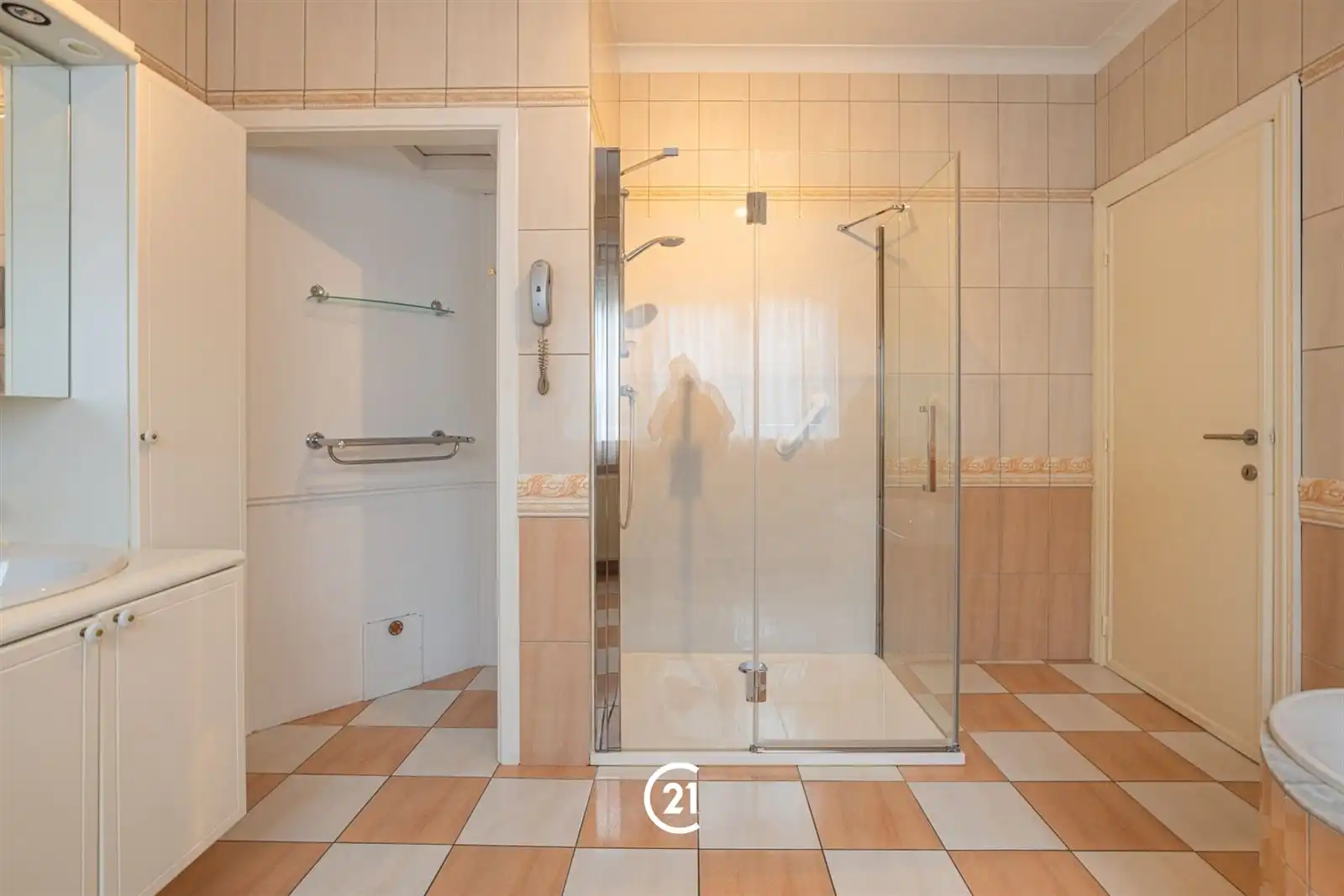 Een ruime woning met karakter, tuin, garage op een interessante locatie.  foto 11