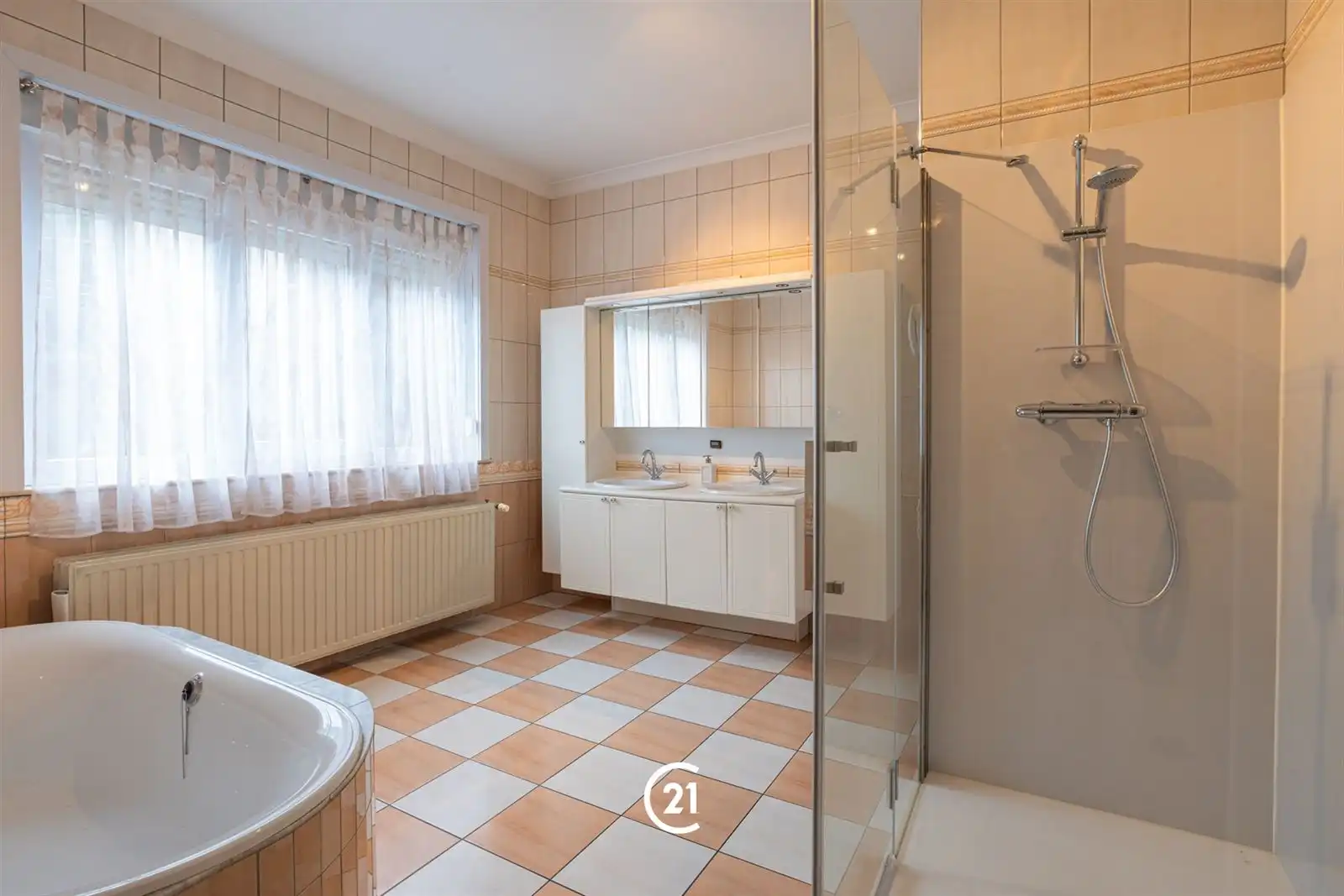 Een ruime woning met karakter, tuin, garage op een interessante locatie.  foto 11