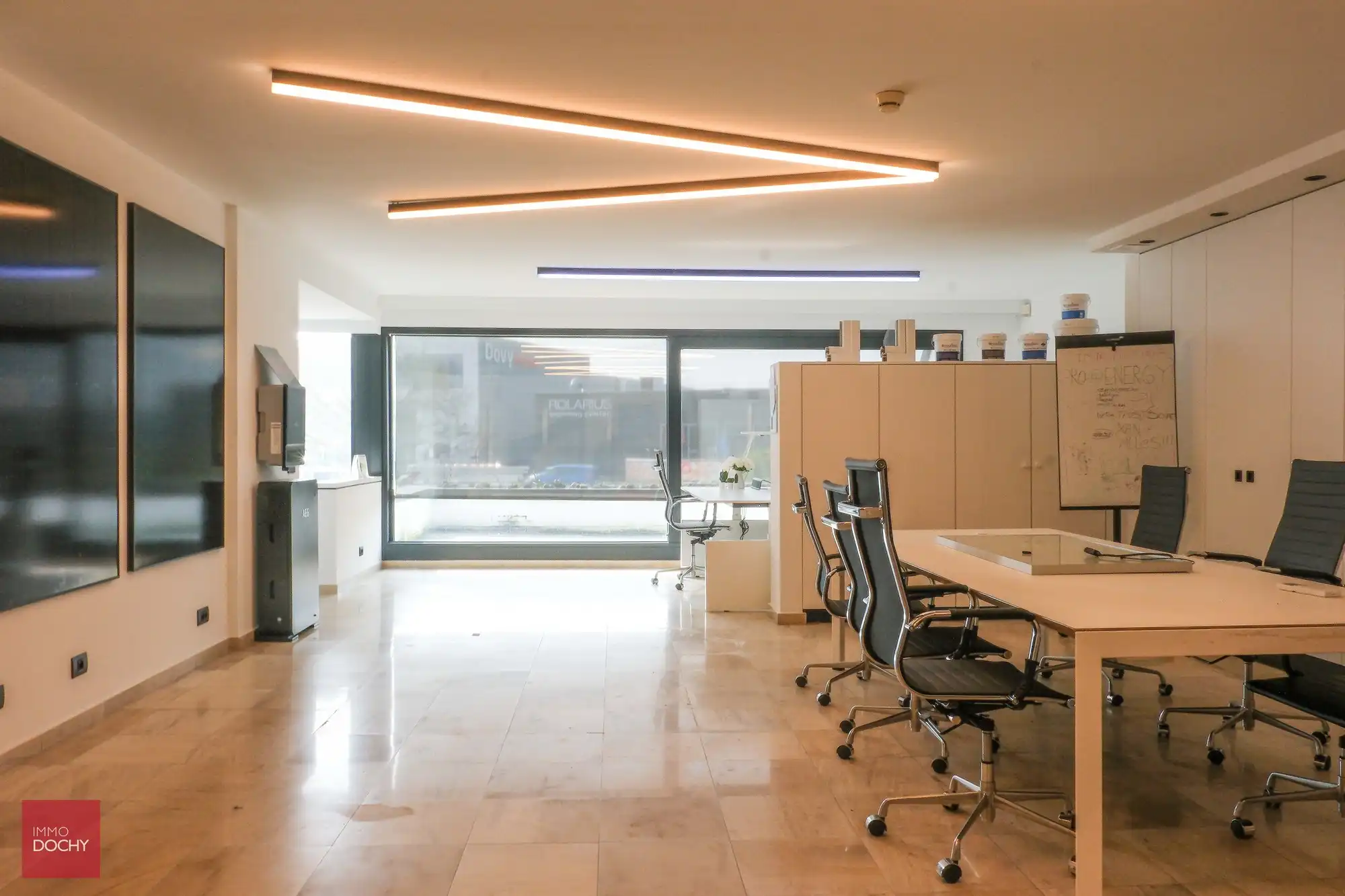 Commercieel gelegen kantoorcomplex met privé-woonst (villa) foto 7