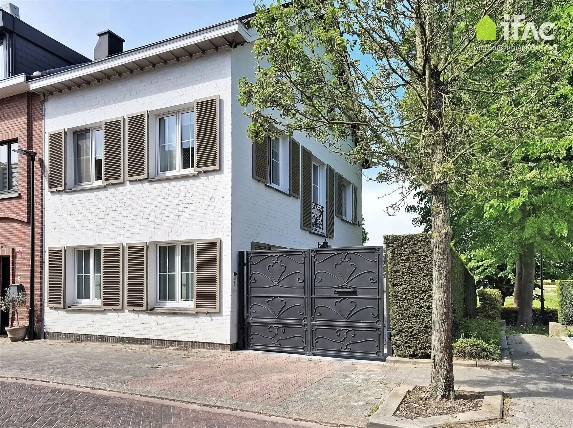 Luxe gerenoveerde 3-gevel met 2 parkings en tuin foto {{pictureIndex}}