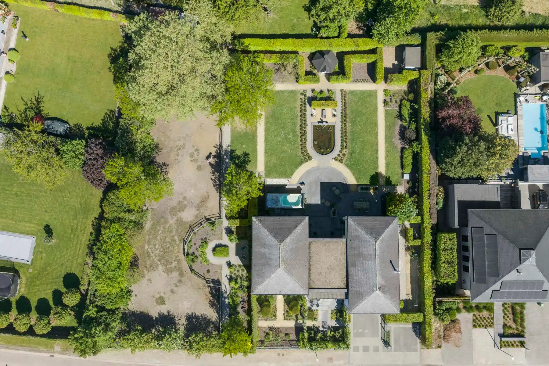 MODERNE VILLA MET 5 SLAAPKAMERS EN ONDERHOUDSVRIENDELIJKE TUIN foto 6