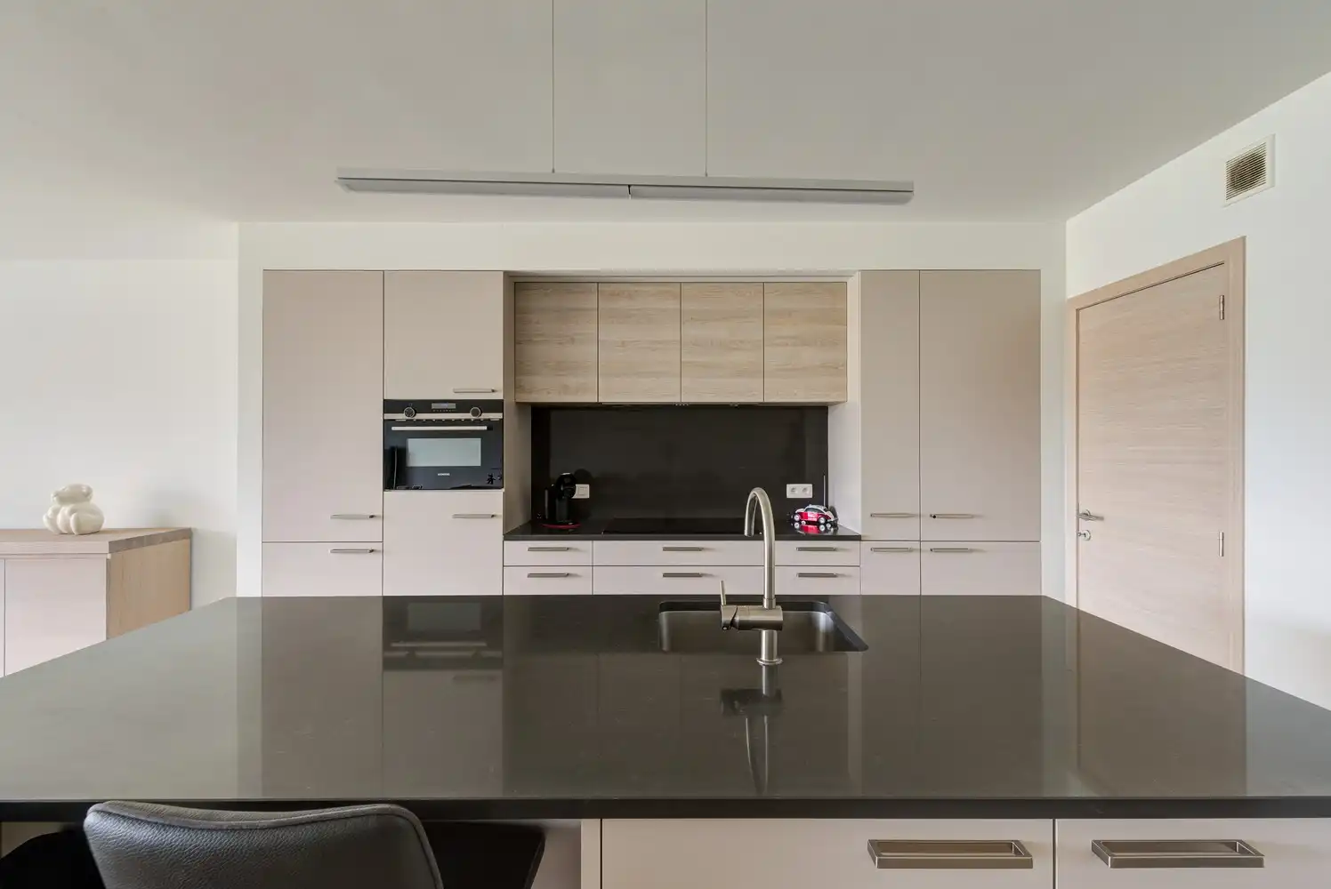 GELIJKVLOERS APPARTEMENT MET 2 SLAAPKAMERS, 2 AUTOSTAANPLAATSEN EN RUIM TERRAS TE BEVERST foto 7